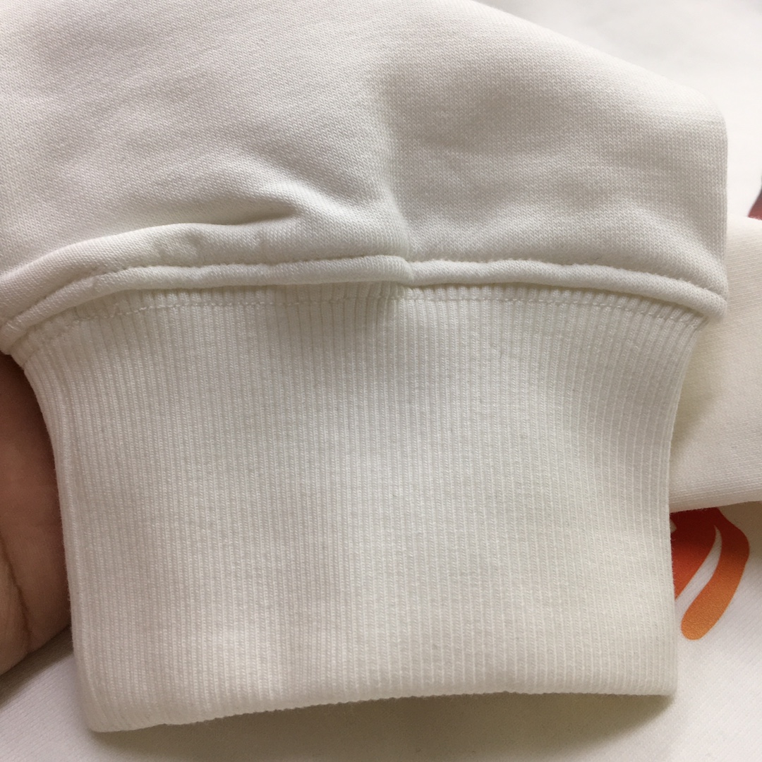  🆕新品卫衣🌹 【始祖🐦】 🆕
ss秋冬季时尚长袖卫衣 高端定制经典系列，时尚有型 📸经典圆领款式，简单