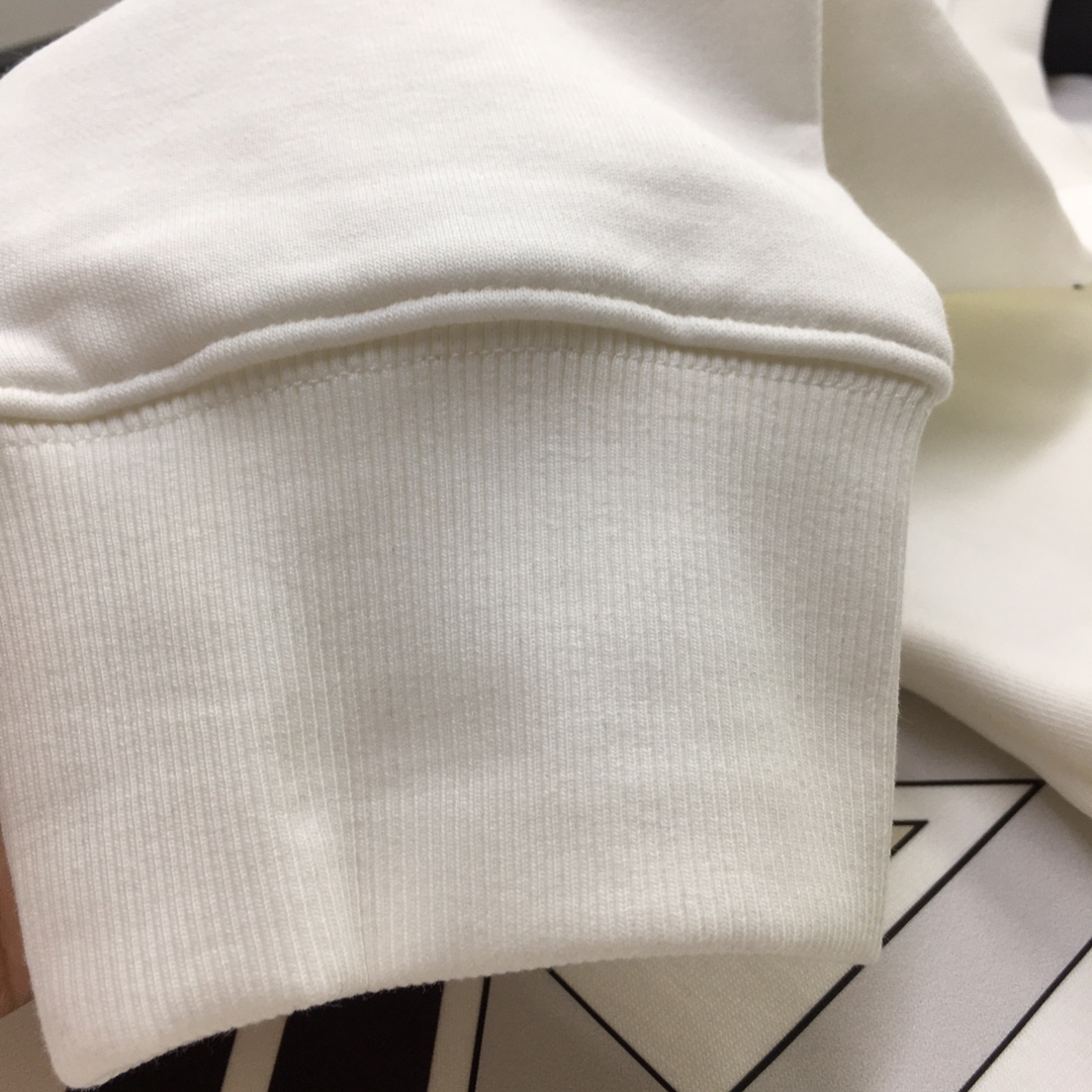  🆕新品卫衣🌹 【爱🐎士】 🆕
ss秋冬季时尚长袖卫衣 高端定制经典系列，时尚有型 📸经典圆领款式，简单