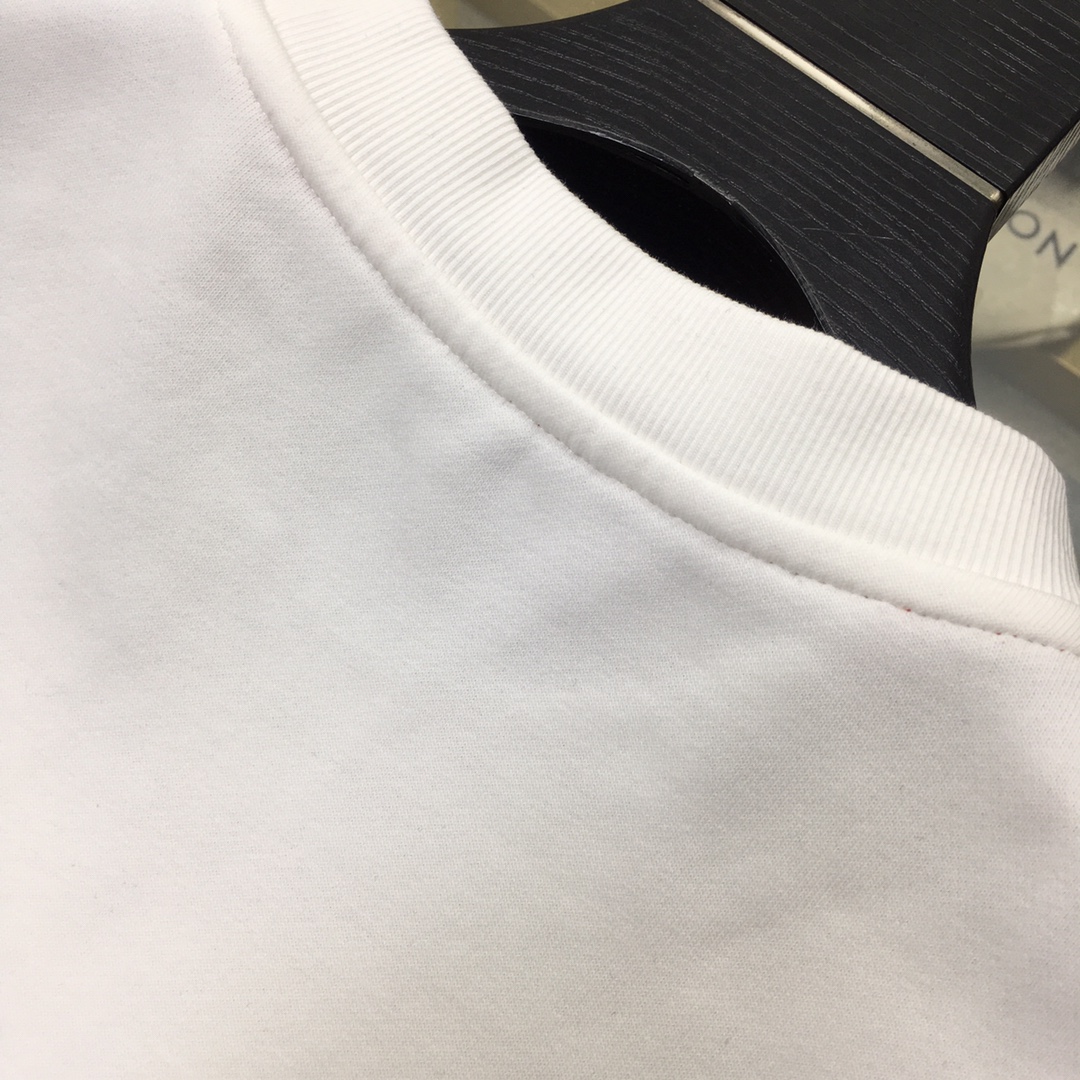  🆕新品卫衣🌹 【爱🐎士】 🆕
ss秋冬季时尚长袖卫衣 高端定制经典系列，时尚有型 📸经典圆领款式，简单