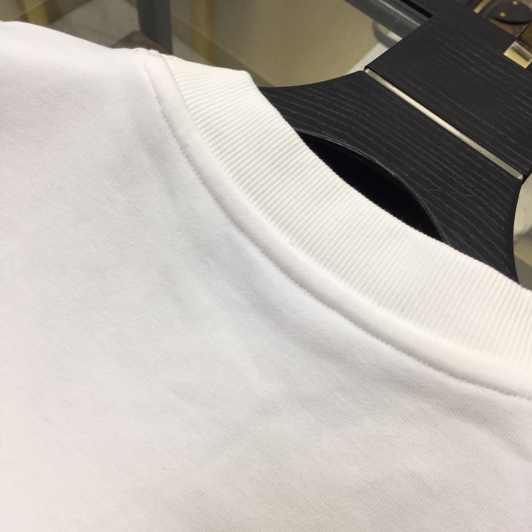  🆕新品卫衣🌹 【爱🐎士】 🆕
ss秋冬季时尚长袖卫衣 高端定制经典系列，时尚有型 📸经典圆领款式，简单