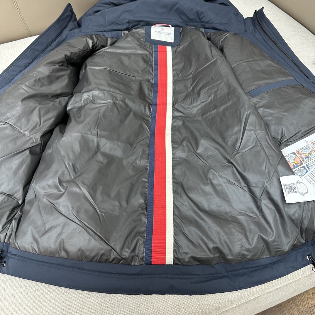Designed with a non-detachable hood and a chest snap-button pocket featu - Comprehensive 8