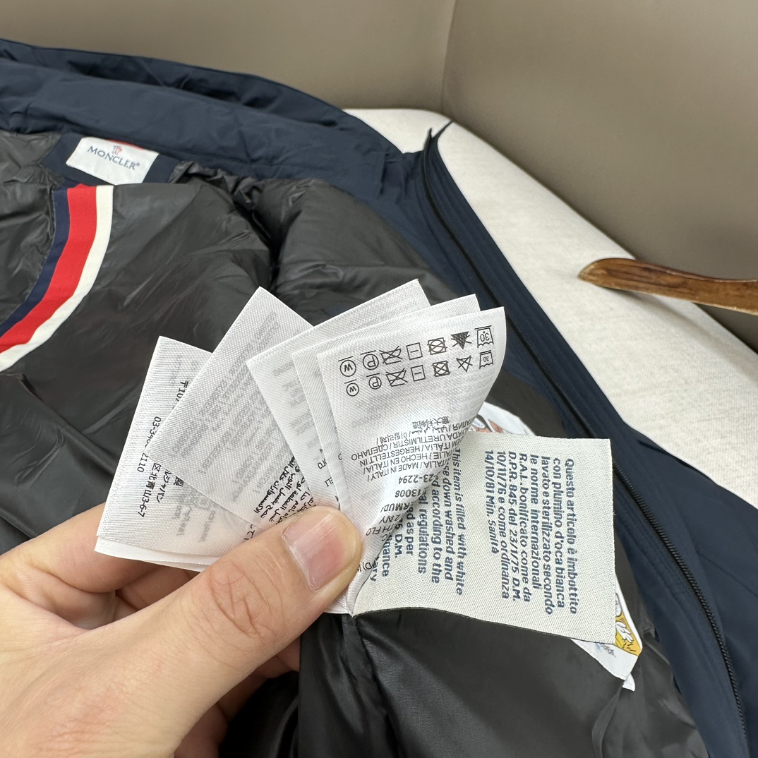 Designed with a non-detachable hood and a chest snap-button pocket featu - Comprehensive 6