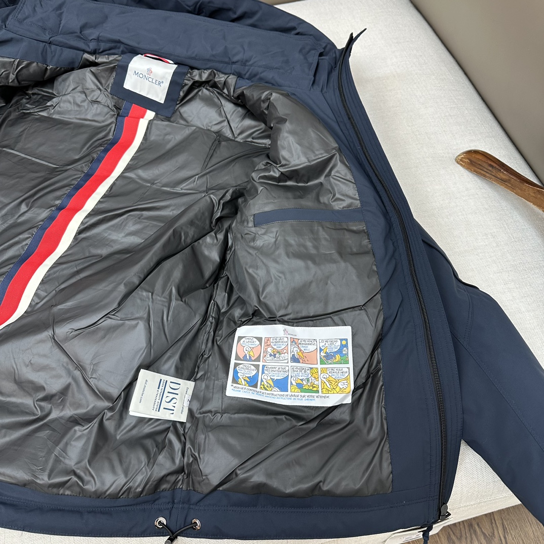 Designed with a non-detachable hood and a chest snap-button pocket featu - Comprehensive 4