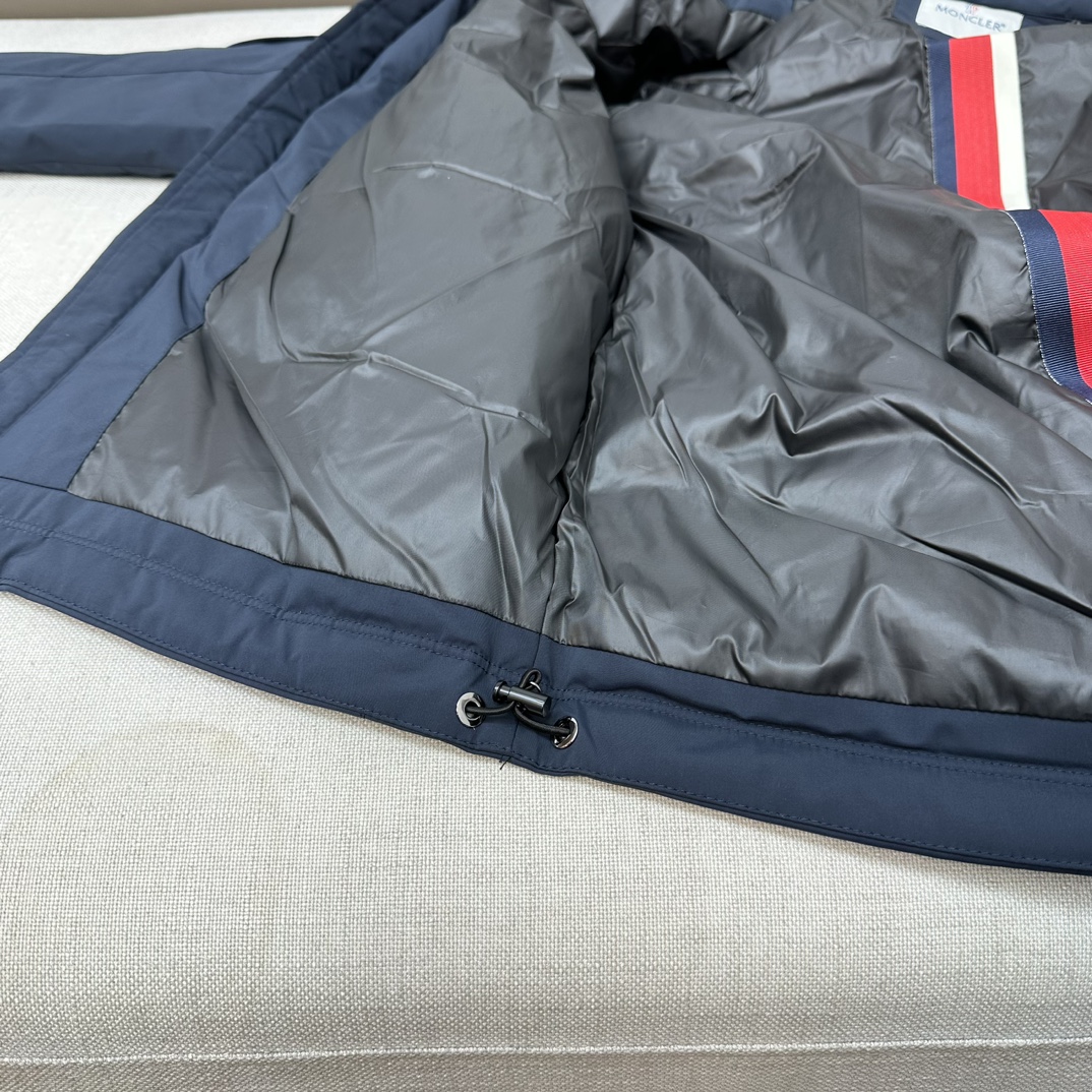 Designed with a non-detachable hood and a chest snap-button pocket featu - Comprehensive 7