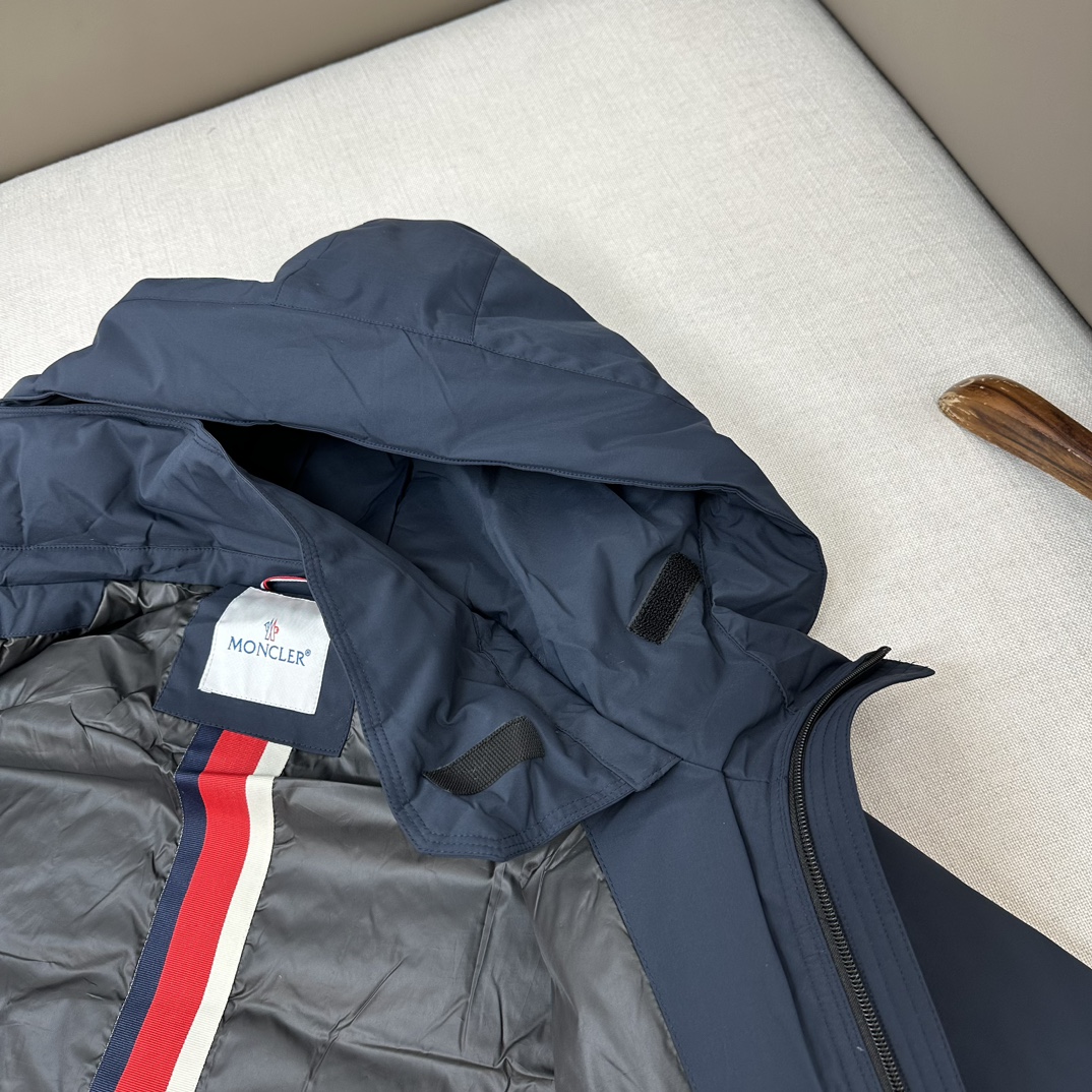 Designed with a non-detachable hood and a chest snap-button pocket featu - Comprehensive 3