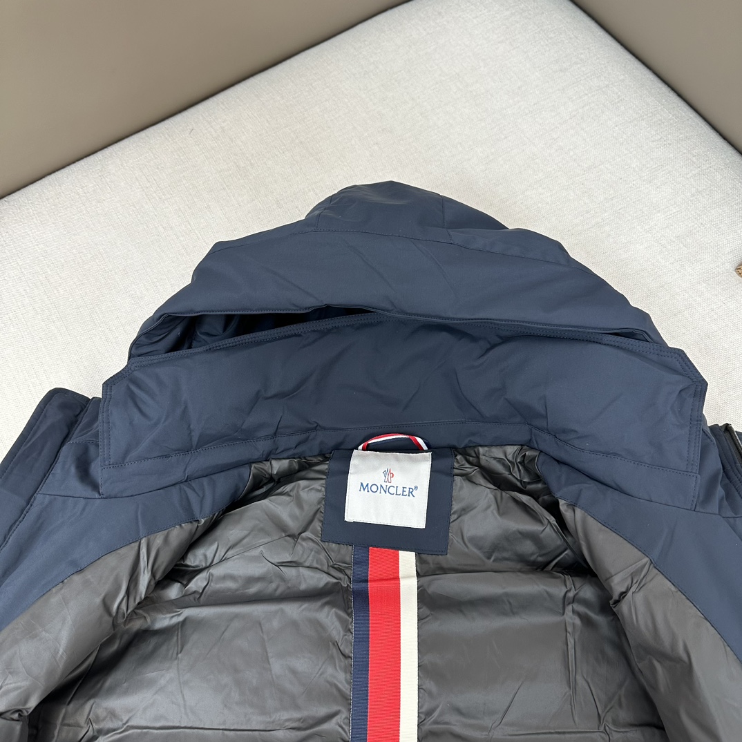 Designed with a non-detachable hood and a chest snap-button pocket featu - Comprehensive 2