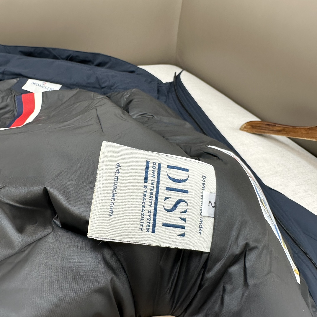 Designed with a non-detachable hood and a chest snap-button pocket featu - Comprehensive 5