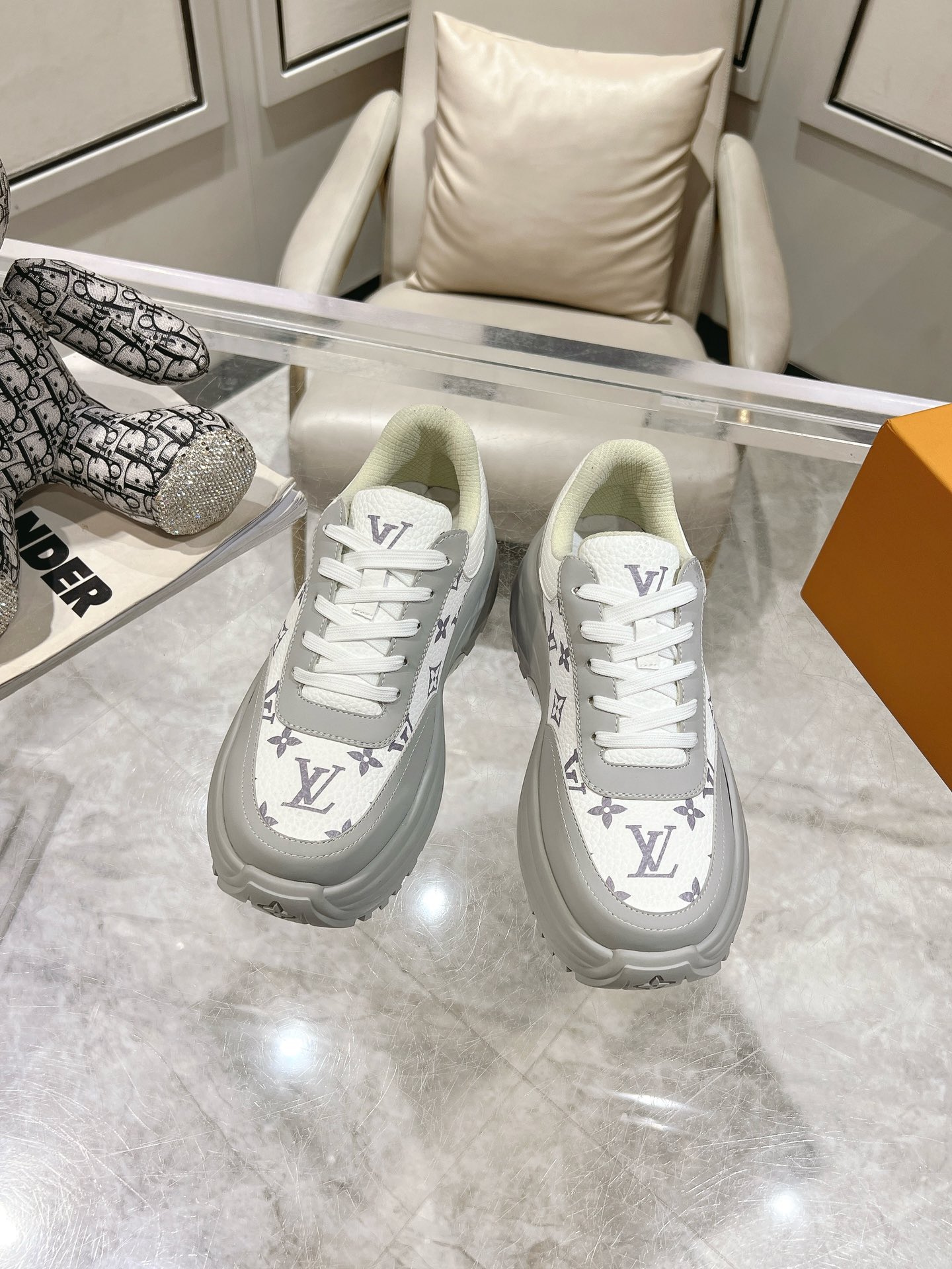 NO:421275,L v luxury couple's thick-soled casual sneakers are made of imported calfskin, with a lined collar and bright stitching to enrich the overall structure. L*V letters and Louis logo imprinted tongue, and imported water-dyed top layer of cowhide leather inside to provide a comfortable foot feeling!  Size35-44 (38.45 custom made), casual shoes/sports shoes, louis vuitton, sneakers, cowhide19860909L v奢品情侣款厚底休闲运动鞋,选用进口小牛皮打造,加衬鞋领和鲜明缝线丰富整体结构.L*V字母与路易标识压印鞋舌,内里选用进口水染头层牛皮,提供舒适脚感！ Size35-44（38.45定做）,休闲鞋/运动鞋,louis vuitton,sneakers,cowhide,Women's Shoes