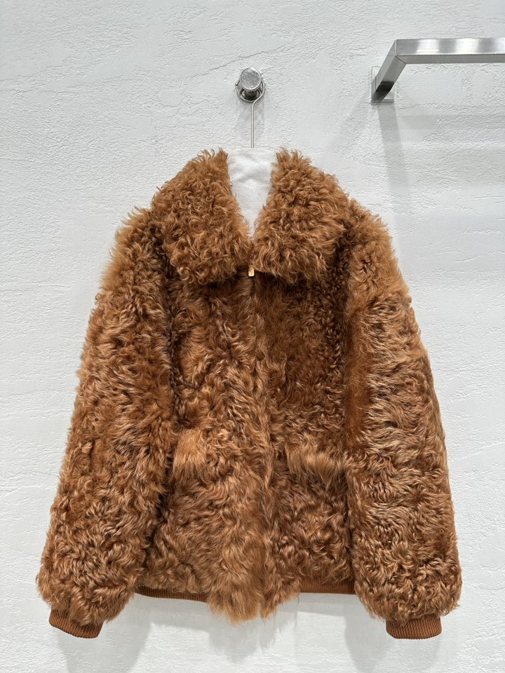 NO:689243,The exclusive first release of high-end original quality Miumi* imported cashmere Tuscan fur one-piece jacket!  Natural hair feels dense and super fine!  The classic lapel design, double pockets, and loose A-line silhouette give the upper body a casual and cool look, making it versatile and effortless!  The upper body has an age-reducing and casual girlish temperament. The fur side is facing the outer side and the leather side is facing in, perfect for verification of pure handicraft details!  The dyeing process is exquisite!  Original customized hardware logo, oil edge craft embossed logo letters on the back!  The texture is unbeatable!  The loose version keeps warm and refuses to be bloated. The real color is more beautiful ~ I love the perfect workmanship and look at the details. One color SML. M size bust 116, dropped shoulder sleeve length 78, dress length 70., Miu Miu-clothing, miumiu, jackets & coats,19860909独家首发高端原单品质Miumi* 进口山羊绒托斯卡纳皮毛一体外套！天然毛感密实超细腻！经典翻领设计双口袋宽松A字版型上身随便一裹就很慵懒帅气的感觉,百搭不挑人！上身减龄休闲少女气质.毛面朝外皮面朝里完美纯手工艺细节验证！染色工艺技术精湛！原版定制五金logo,后背油边工艺压花logo字母！质感无敌啦！宽松版的版型,保暖拒绝臃肿实物颜色更美～超级大爱完美做工品质看细节,一色SML. M码胸围116,落肩袖长78,衣长70.,缪缪-服装,miumiu,jackets & coats,,Women's clothing