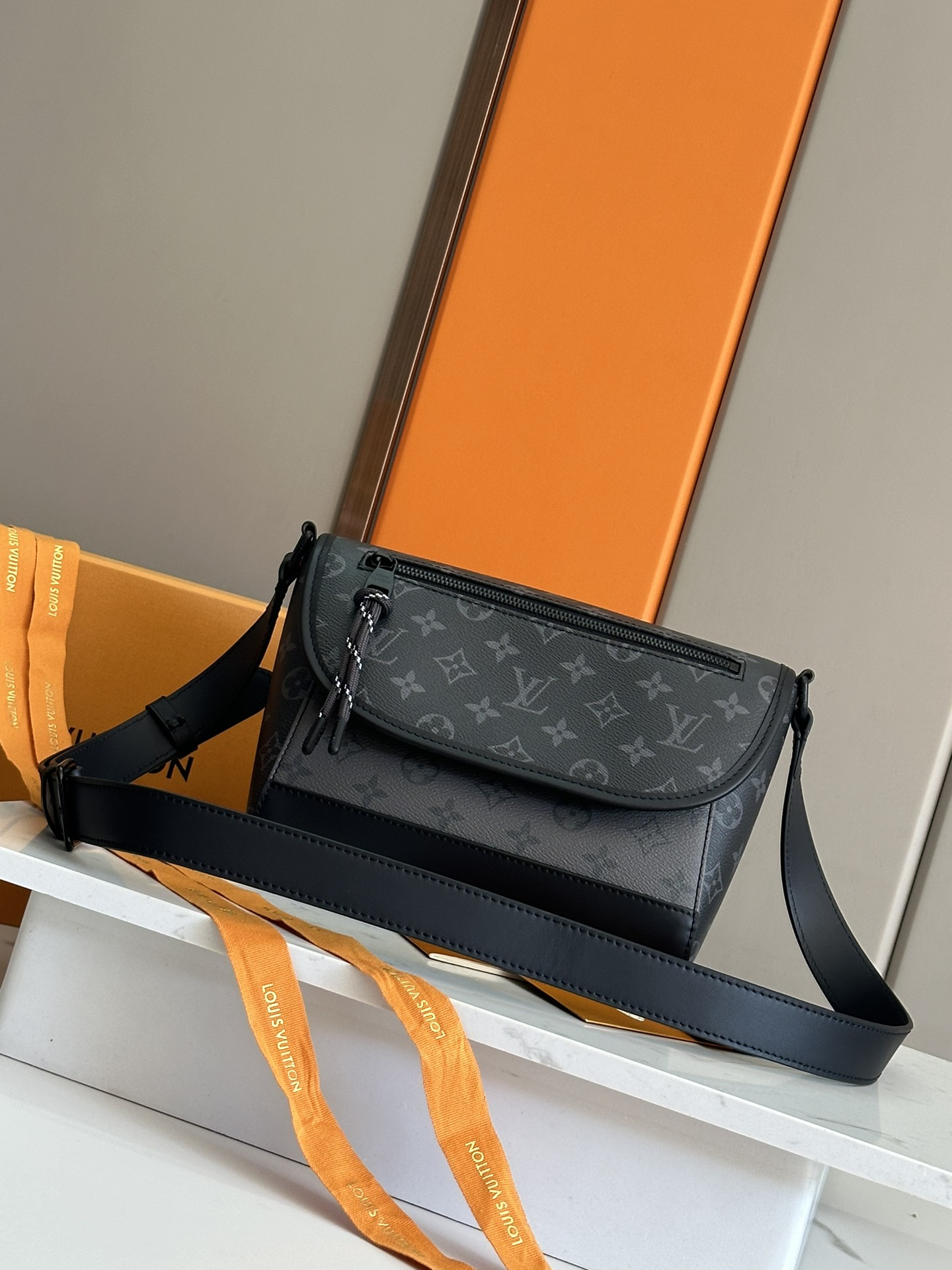 NO:388063,P 【ulse Postman Bag】 m12681 Yinhua This ulse Postman Bag is made of a delicate configuration with a monogram eise canvas, and is equipped with a rope zipper head for the outer bag on the flip. The magnetic buckle is opened and closed to facilitate the pick-up and placement of items. The side ring is cleverly adjusted to the leather shoulder straps, and the shoulder cross-body is suitable. Size 17 x 11 x 26.6 cm, LV [top original list], louis vuitton19860909P 【ulse 邮差包】 m12681 银花 本款 ulse 邮差包以 monogram eise 帆布塑造精巧构型,为翻盖上的外袋搭配线绳拉链头.磁扣开合方便取放物品,巧用侧环调节皮革肩带,肩背斜挎两相宜. 尺寸17 x 11 x 26.6 厘米,LV【顶级原单】,louis vuitton,Bag