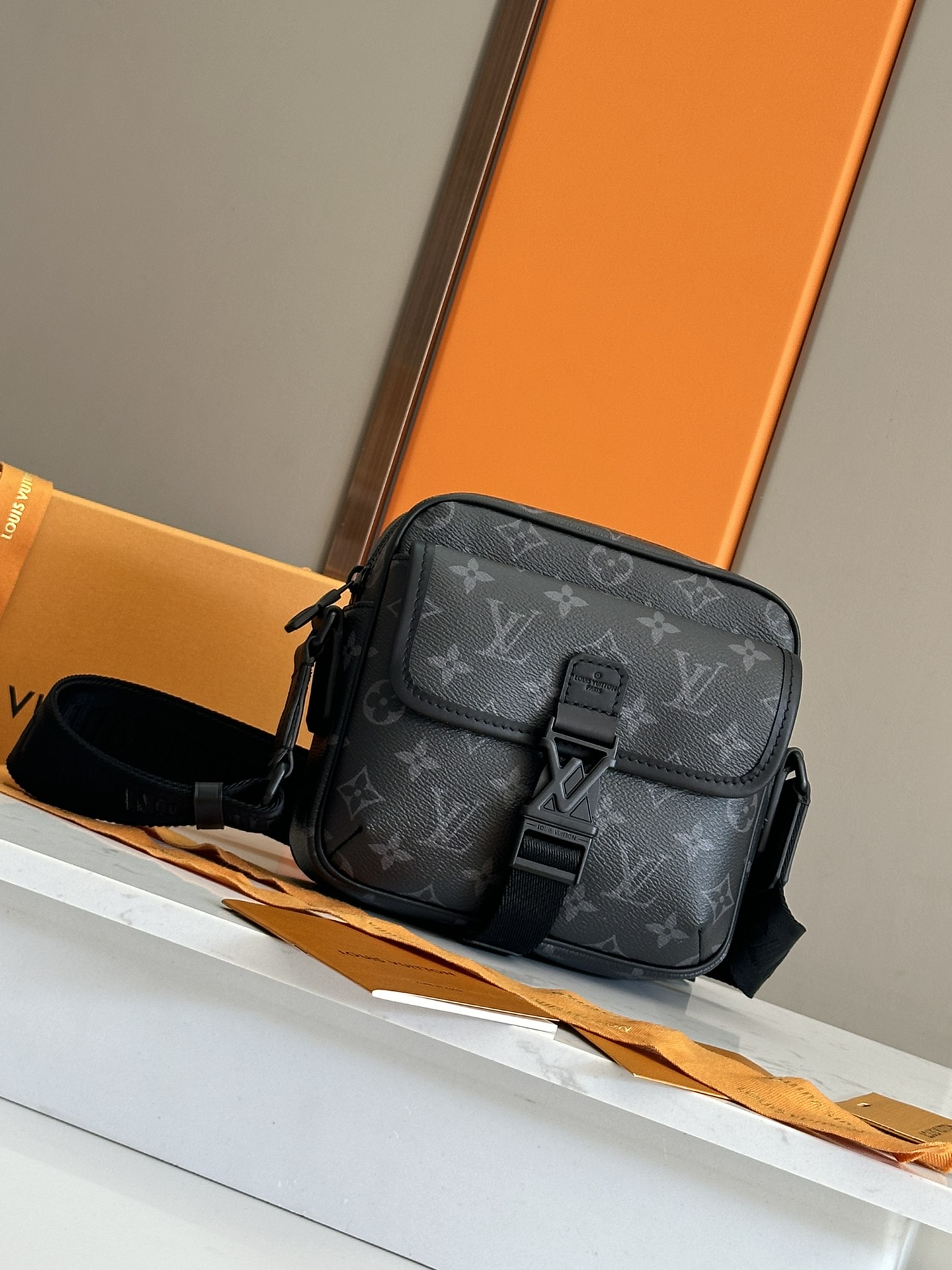 NO:388070,P Top original list M12518 This Getaway postman bag has delicate Monogram embossed with Monogram Shadow leather, which enables the easy conversion of postman bag and clutch in a compact configuration. The front flip pocket is equipped with LV metal buckle, and adjustable wide fabric shoulder straps are convenient for shoulder or crossbody. Size 18 × 17 × 7.8 cm, LV [top original list], louis vuitton, handbag19860909P  顶级原单 M12518 本款Getaway邮差包拥有Monogram Shadow皮革的细腻Monogram压纹,以紧凑构型实现邮差包和手拿包的自如转换.前翻盖口袋配有LV金属搭扣,可调节宽幅织物肩带方便肩背或斜挎.尺寸18 × 17 × 7.8 cm,LV【顶级原单】,louis vuitton,handbag,Bag