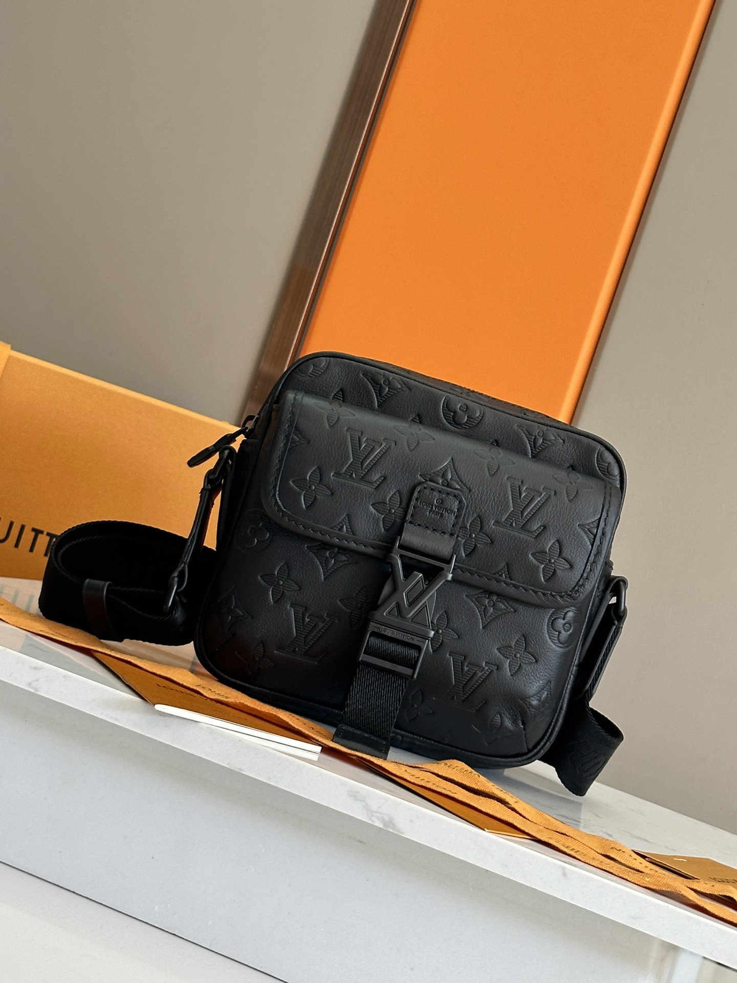 NO:388077,P Top original list M12516 This Getaway postman bag has delicate Monogram embossed with Monogram Shadow leather, which enables the easy conversion of postman bag and clutch in a compact configuration. The front flip pocket is equipped with LV metal buckle, and adjustable wide fabric shoulder straps are convenient for shoulder or crossbody. Size 18 × 17 × 7.8 cm, LV [top original list], louis vuitton, handbag19860909P  顶级原单 M12516 本款Getaway邮差包拥有Monogram Shadow皮革的细腻Monogram压纹,以紧凑构型实现邮差包和手拿包的自如转换.前翻盖口袋配有LV金属搭扣,可调节宽幅织物肩带方便肩背或斜挎.尺寸18 × 17 × 7.8 cm,LV【顶级原单】,louis vuitton,handbag,Bag