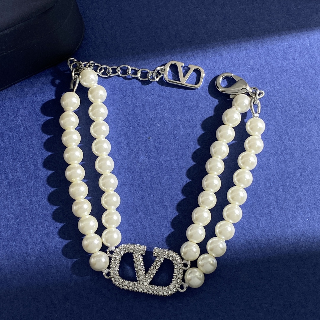 “Valentino’s Fashion Collection: HL92 p300 V Letter Bracelets in Gold and Silver” - 图片 3