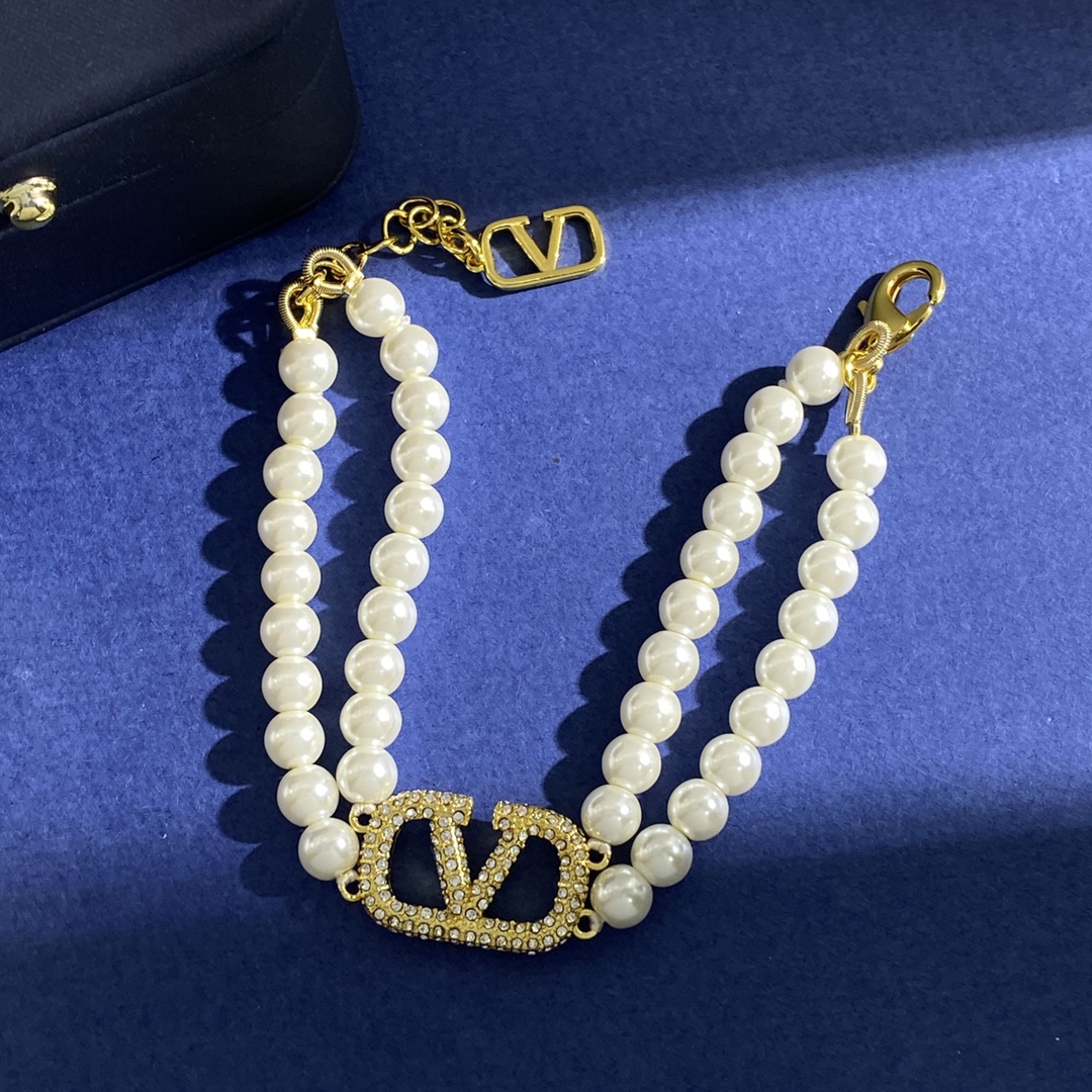 “Valentino’s Fashion Collection: HL92 p300 V Letter Bracelets in Gold and Silver” - 图片 2