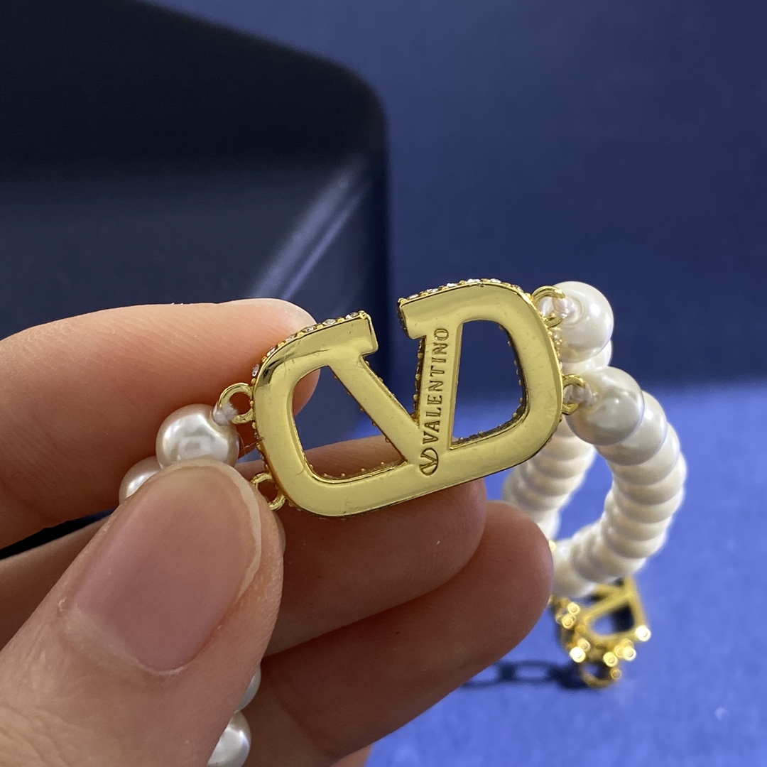 “Valentino’s Fashion Collection: HL92 p300 V Letter Bracelets in Gold and Silver” - 图片 5