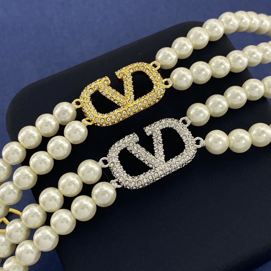 “Valentino’s Fashion Collection: HL92 p300 V Letter Bracelets in Gold and Silver” - 图片 6