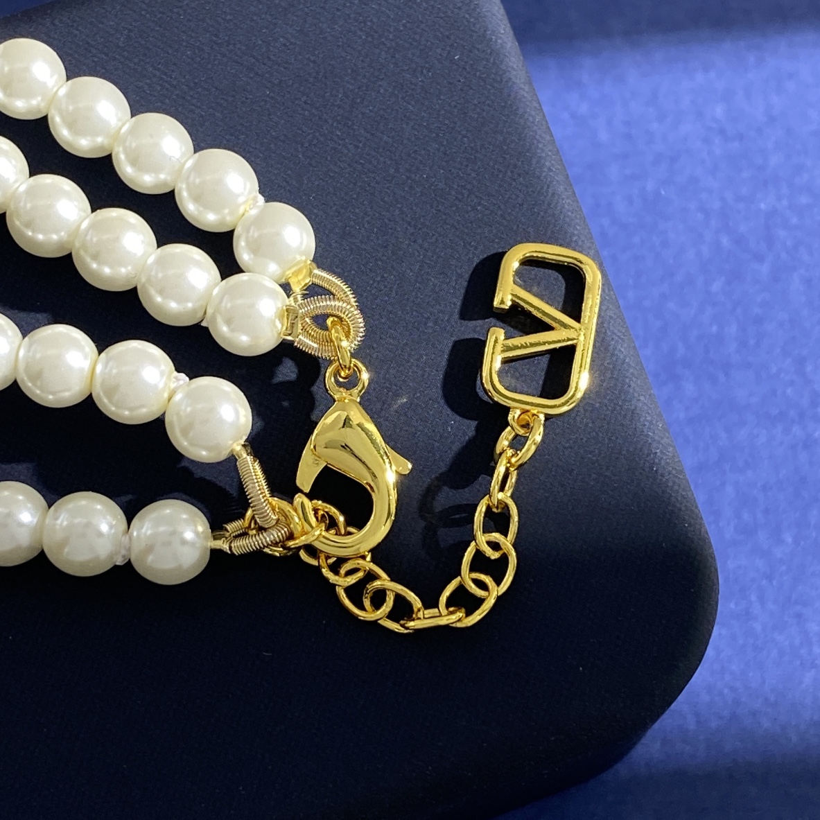 “Valentino’s Fashion Collection: HL92 p300 V Letter Bracelets in Gold and Silver” - 图片 4