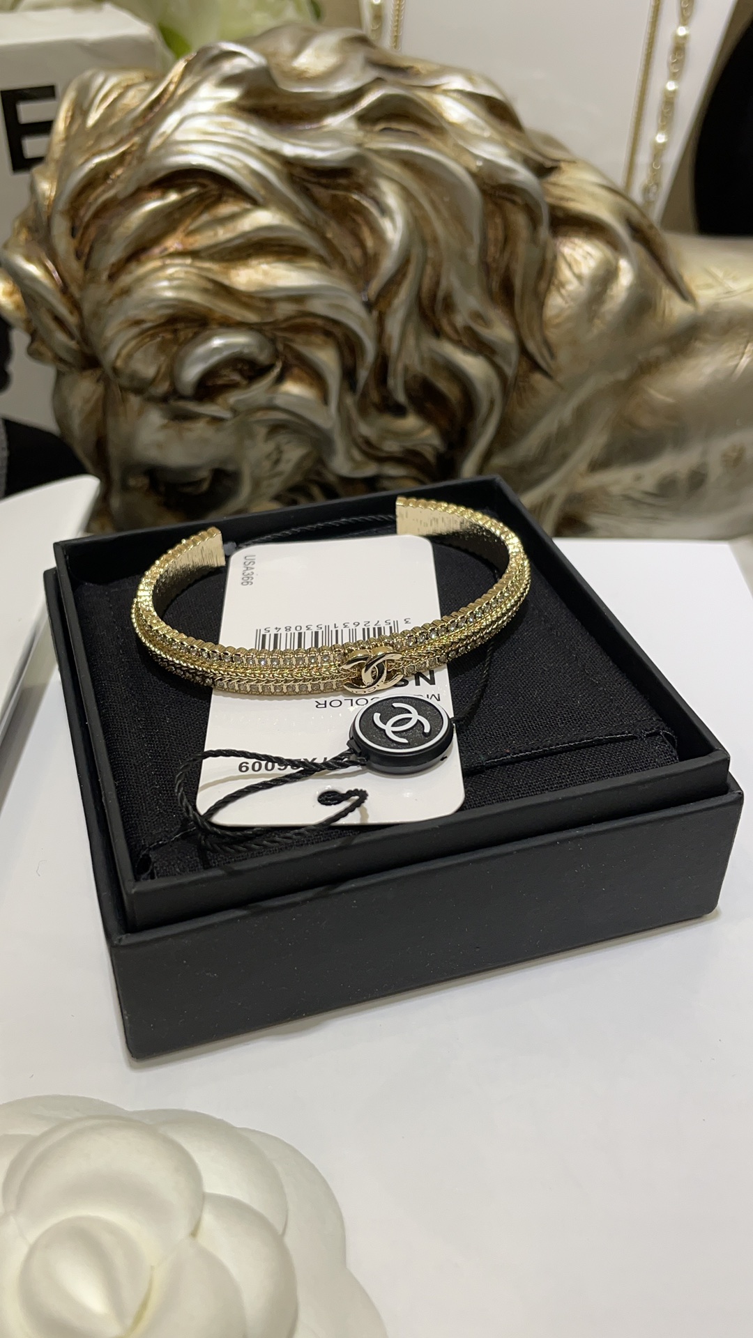 NO:635687,88220. Arrive today. 24K new gold double C woven embossed diamond lace bracelet. The combination of woven embossed diamond lace and embossed lace is simple and gentle. It almost comes with a fashionable buff. It is high-end and durable to wear. It is super versatile for daily use. Z version customization. Brass material. Swarovski diamond, bracelet, Cartier high-end jewelry.1986090988220.今日到货 24K新款金色双C编织浮雕镶钻花边手镯 编织浮雕花纹镶钻蕾丝花边的搭配 简简单单的很温柔 简直自带时髦buff 佩戴上手高级又耐看 日常超级百搭 z版定制 黄铜材质 施华洛钻,,bracelet,卡迪亚高端饰品,Jewelry