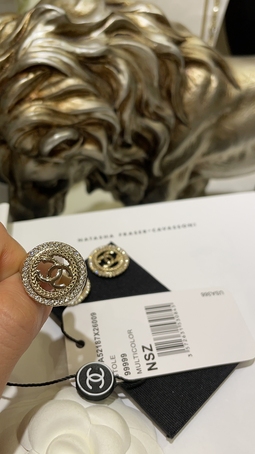 NO:633641,88180, today’s new ring 24K new gold double C hollow round diamond ring. The details of the woven relief lace hollow ring are very exquisite. It is matched with the classic golden double C. It is simple and very noble. The size is US code 6-7-8. Z version customization. Consistent brass material. Swarovski diamond, ring, Cartier high-end jewelry.1986090988180,今日新品戒指 24K新款金色双C镂空圆形镶钻戒指 编织浮雕花边镂空圆环细节很精致 搭配经典金色双C 简简单单又很贵气 尺寸size美码6-7-8 z版定制 一致黄铜材质 施华洛钻,,ring,卡迪亚高端饰品,Jewelry