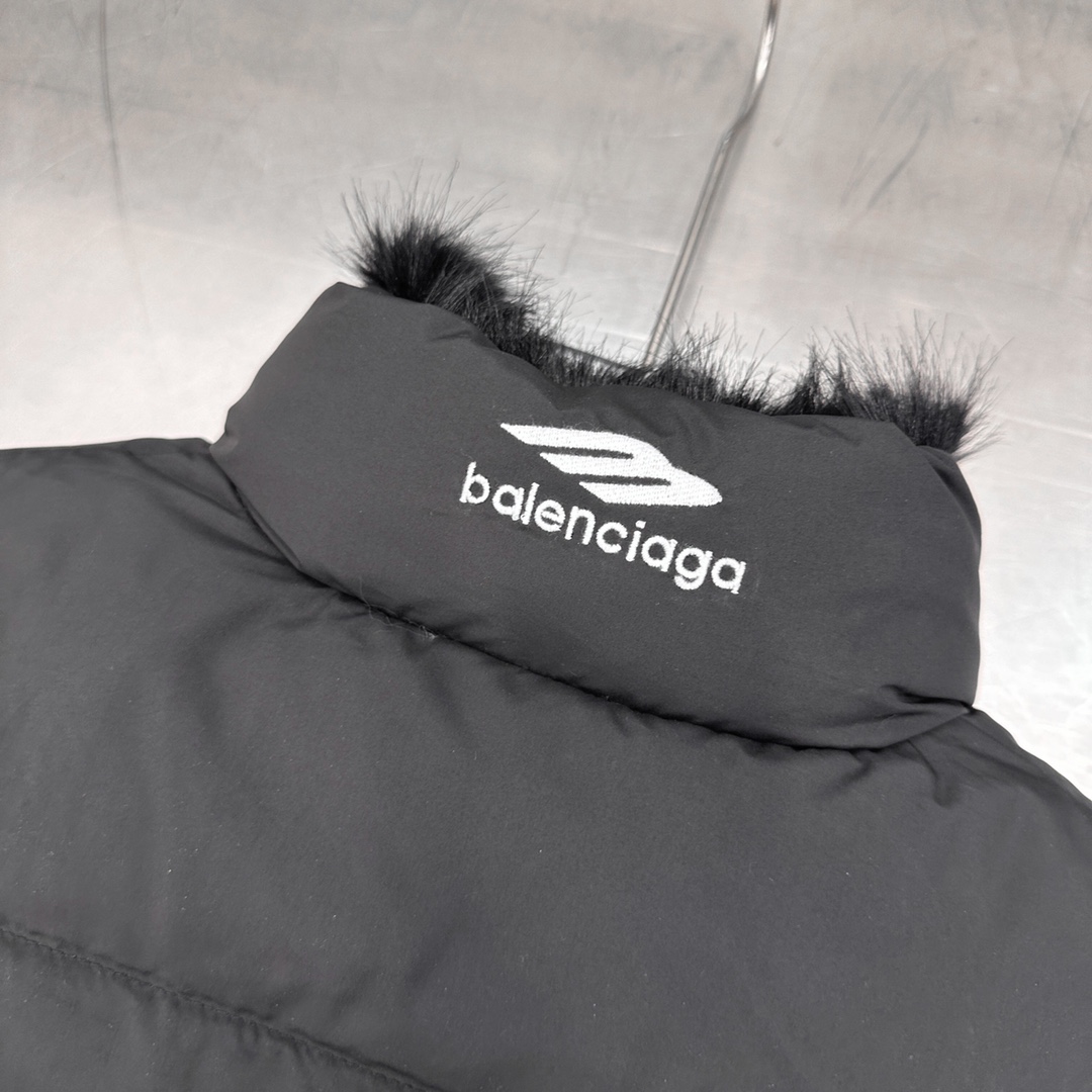 🌾NEW｜新款羽绒马甲，纯棉面布手感柔软，拼接进口环保♻️皮草，贵气十足，领口超密立体机绣logo，双面