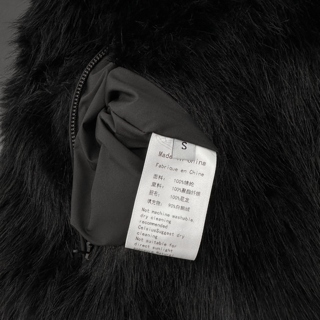 🌾NEW｜新款羽绒马甲，纯棉面布手感柔软，拼接进口环保♻️皮草，贵气十足，领口超密立体机绣logo，双面