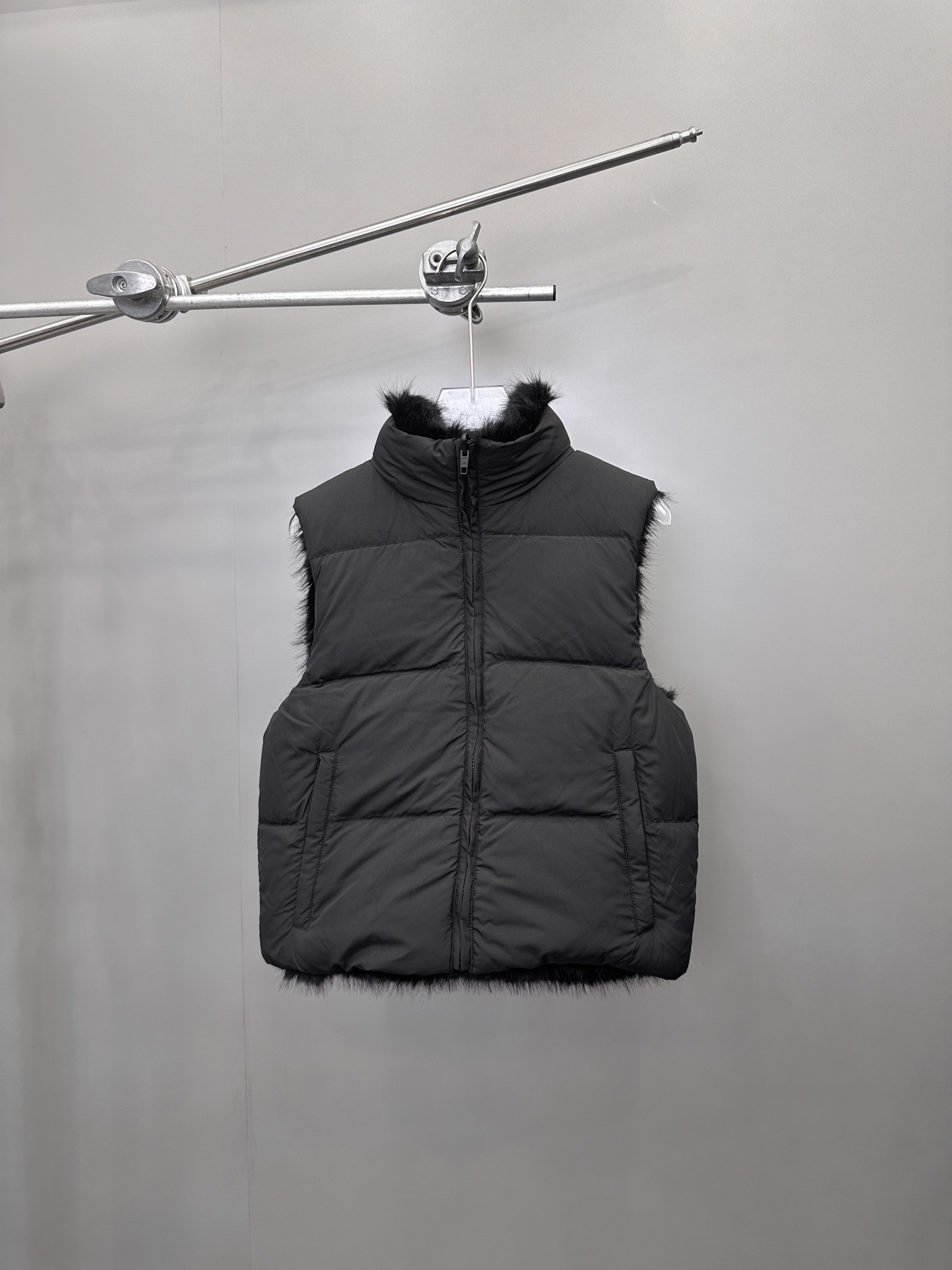 🌾NEW｜新款羽绒马甲，纯棉面布手感柔软，拼接进口环保♻️皮草，贵气十足，领口超密立体机绣logo，双面