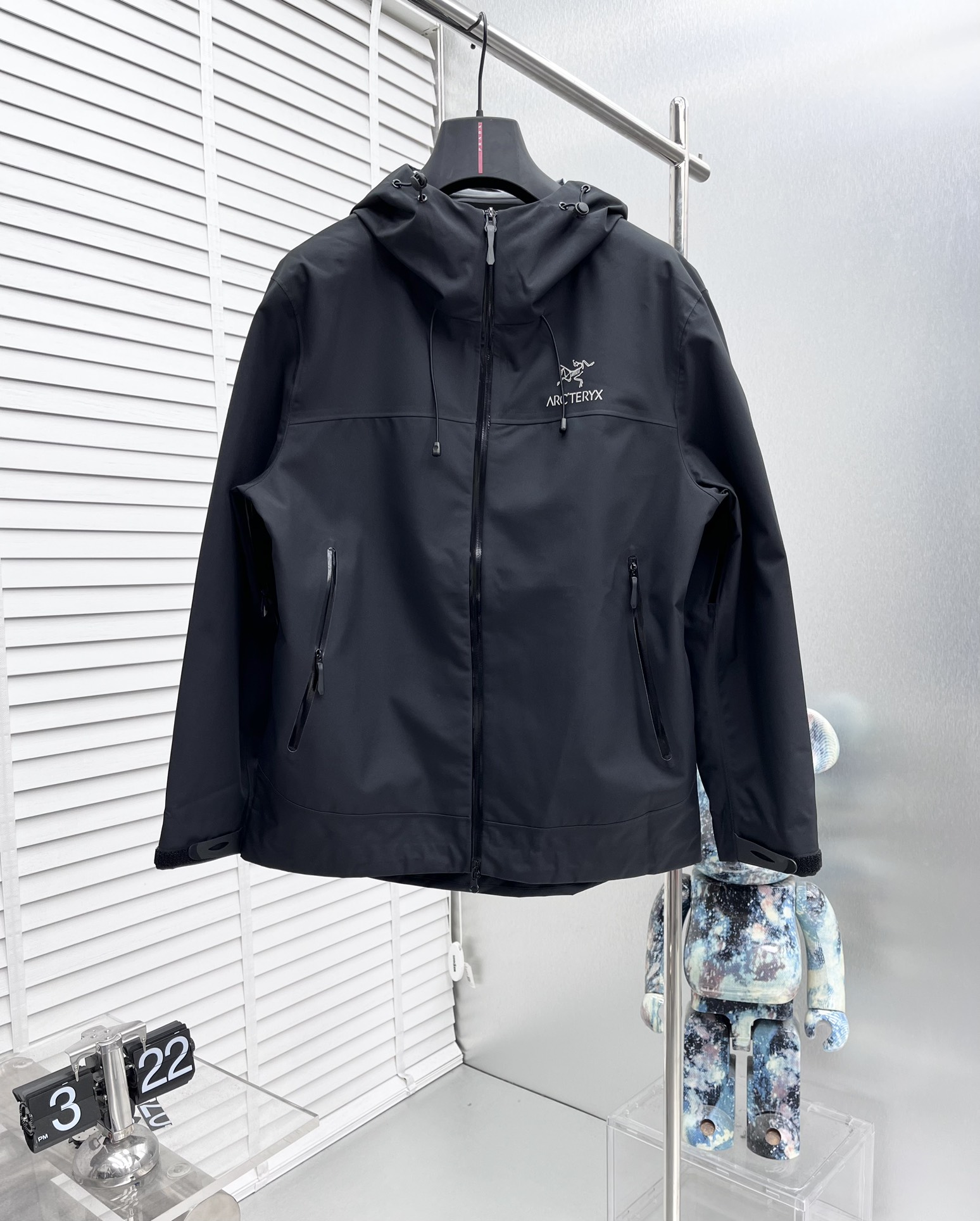 NO:150344,New spring product ARC’TERYX* new light and hard shell jacket for Archaeopteryx, versatile outdoor style for men and women, using original GORE-TEX technology fabric, all details and accessories are synchronized, gtx material is tightly protected from wind!  It is not easy to get dirty, and it is worry-free to take care of it!  This style is very good, with a large front piece and a pocket glue-pressure design. The workmanship is quite neat. You can't find a thread splicing, and it looks very high-end and high-end. It is equipped with original pull-outs and has an adjustment buckle on the hem, which is convenient for adjustment!  Size M-3XL, arc'teryx,alexander wang19860909开春新品 ARC’TERYX*始祖鸟新款轻薄硬壳冲锋衣 百搭户外男女同款 采用原厂GORE-TEX科技面料 细节辅料全部同步gtx材质严密防风！不易脏污,打理起来也很省心！这款版型上身很赞,大身前片,口袋压胶设计,做工相当工整,找不到一丝线头拼接,看上去就很高端上档次,客供原版拉头,下摆也有调节扣,方便调节！ 尺码M-3XL,arc'teryx,alexander wang,Men's clothing