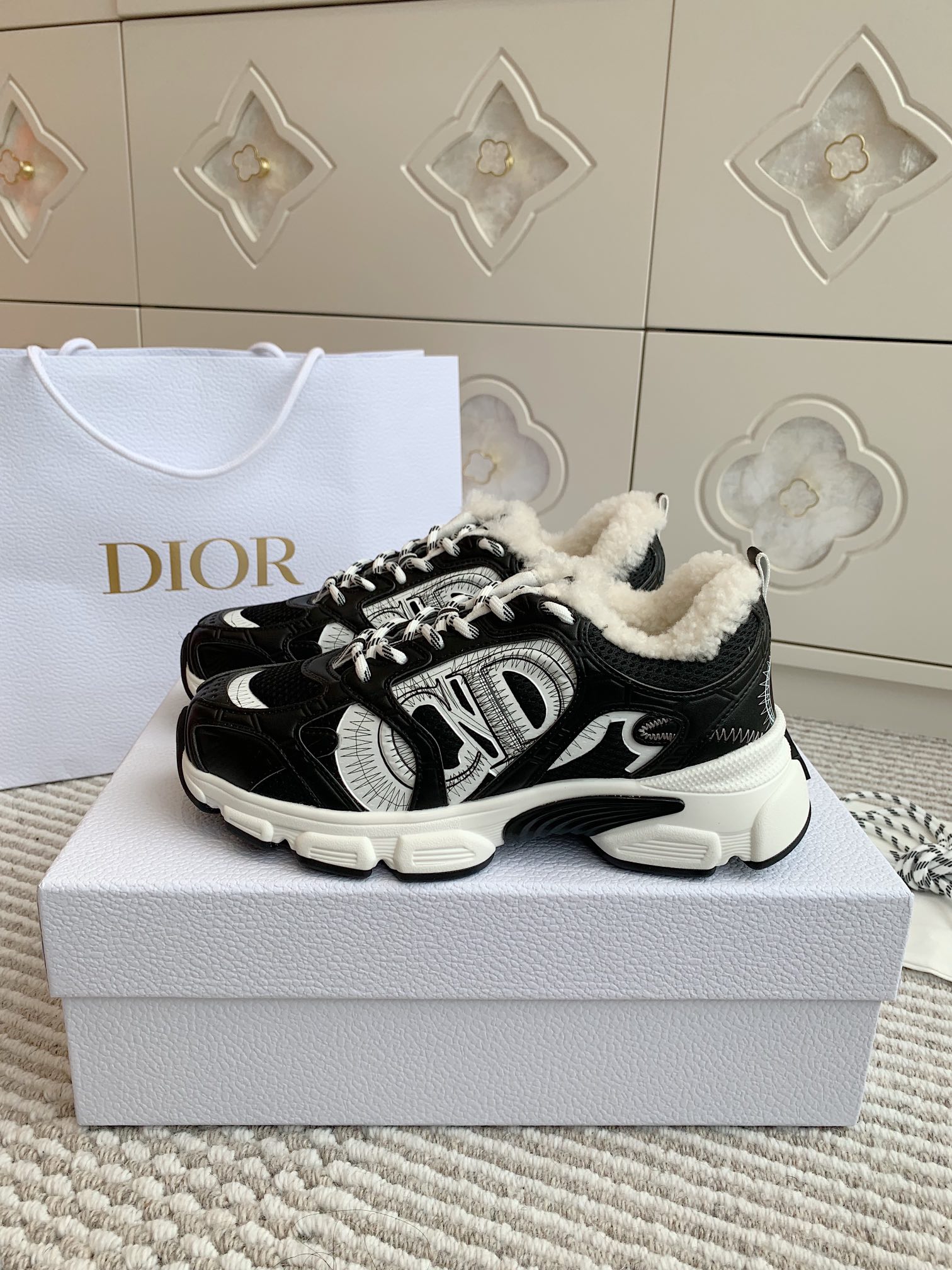 -Dio........r〰24Dior Chrono CDThe Las zapatillas Chrono de Dior son una nueva incorporación a la col