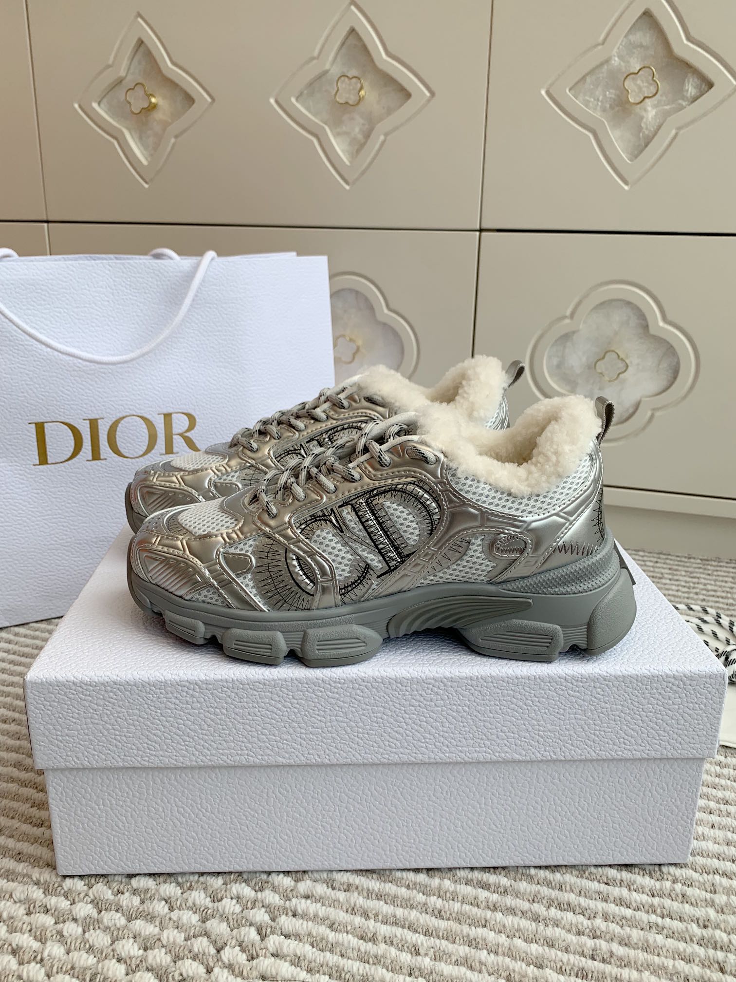 -Dio........r〰24Dior Chrono CDThe Las zapatillas Chrono de Dior son una nueva incorporación a la col