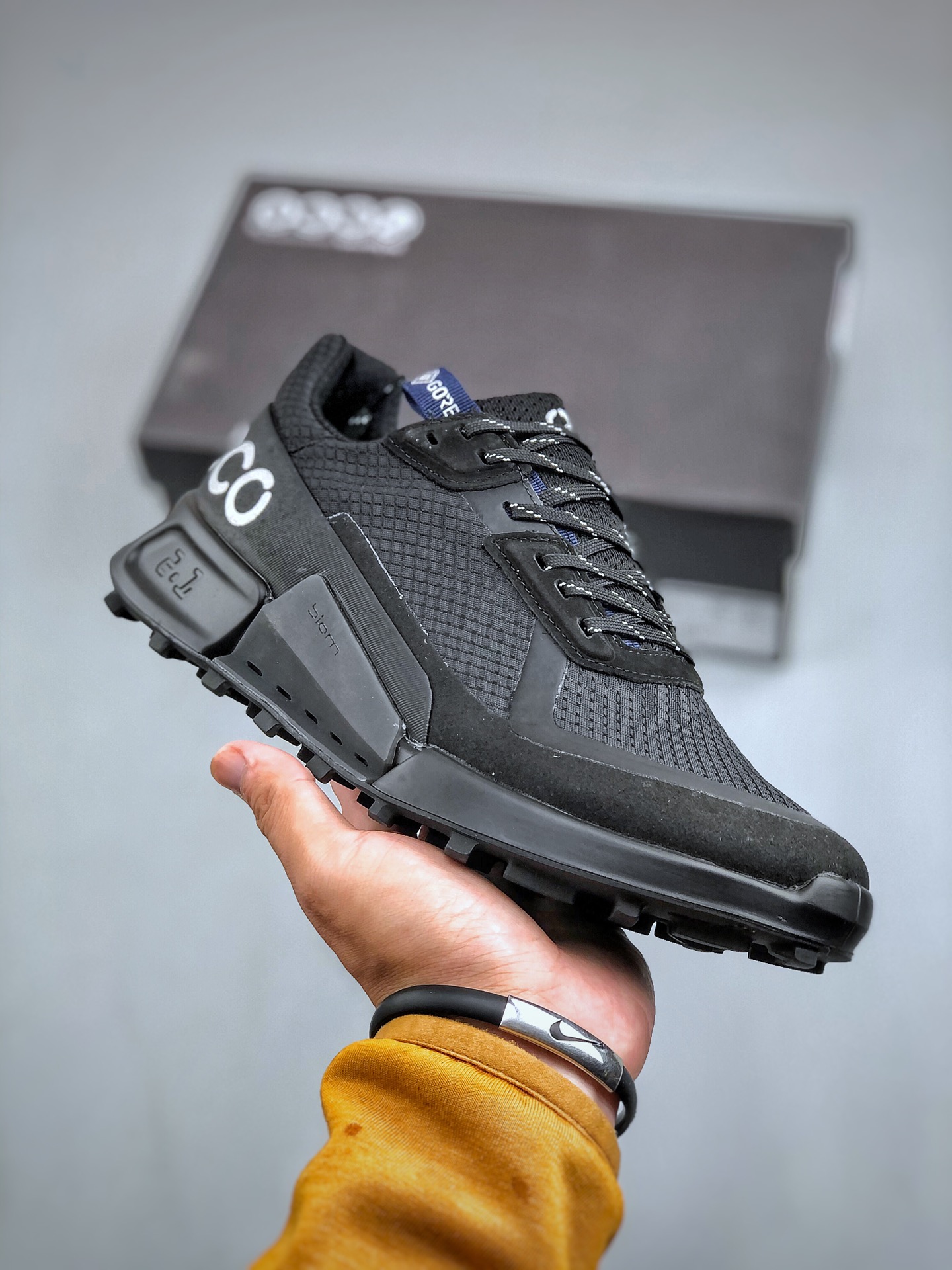 A 💰190 ECCO爱步休闲运动鞋男 防水透气跑步鞋 健步BIOM2.1越野 鞋面采用GORE-TEX防水薄膜内衬，提供透气性与防水性 鞋内透气，防外水进入 穿着舒适 自然律动科技鞋楦 符合人体工学，带来近乎裸足的运动体验 PHORENE轻盈回弹 提供出色能量回弹和缓震体验 即使在低温环境下依然保持弹力和柔软度 EPR+高性能橡胶大底 创新防滑钉，提供稳健抓地力 为复杂地形环境提供有力支撑保护 舒适抓地 自在向野 尺码：39 40 41 42 43 44（正常码）