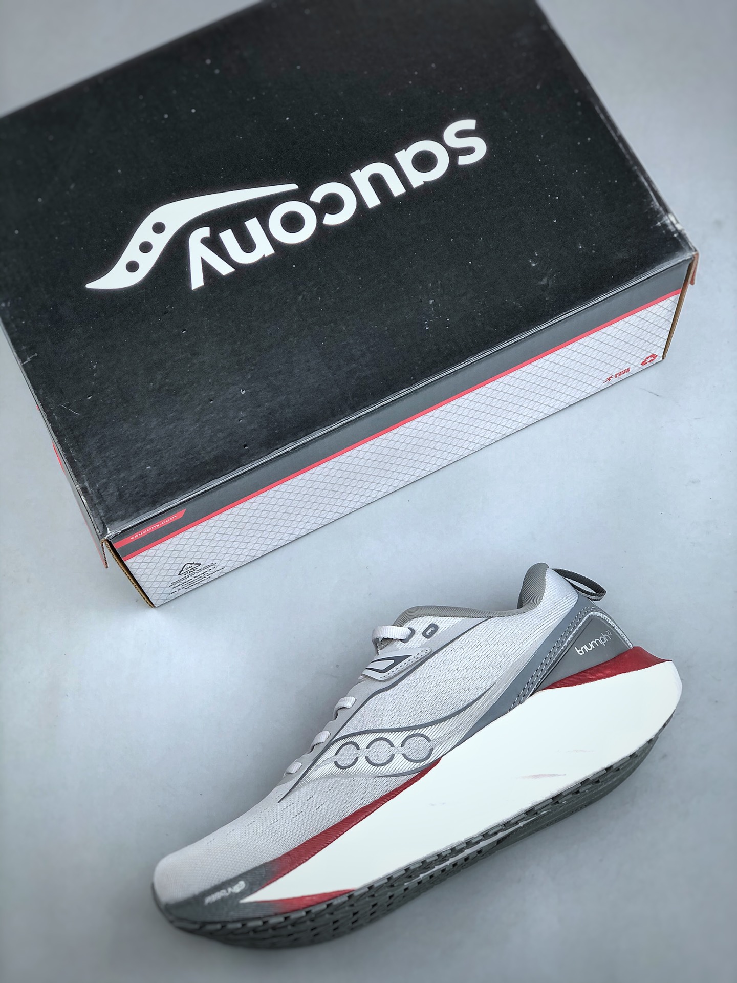 💰300K Saucony Triumph 22 索康尼胜利22代旗舰级缓震型跑鞋 性能相比前几代再升级：鞋面采用全新升级的工学网设计 贴合脚部更透气 中底部分使用最新的PWRRUN+材质 搭配PWRRUN+鞋垫使中底的大幅加厚 10mm坡差进一步提供缓震、回弹性能 内底则采用了FORMFIT动态适应系统 动态契合脚型 提升包裹性和舒适性 提供更卓越的动态回馈体验 XT-900橡胶大底 可提供良好的抓地力和较强抗磨性能 S10964-245 尺码：39-46