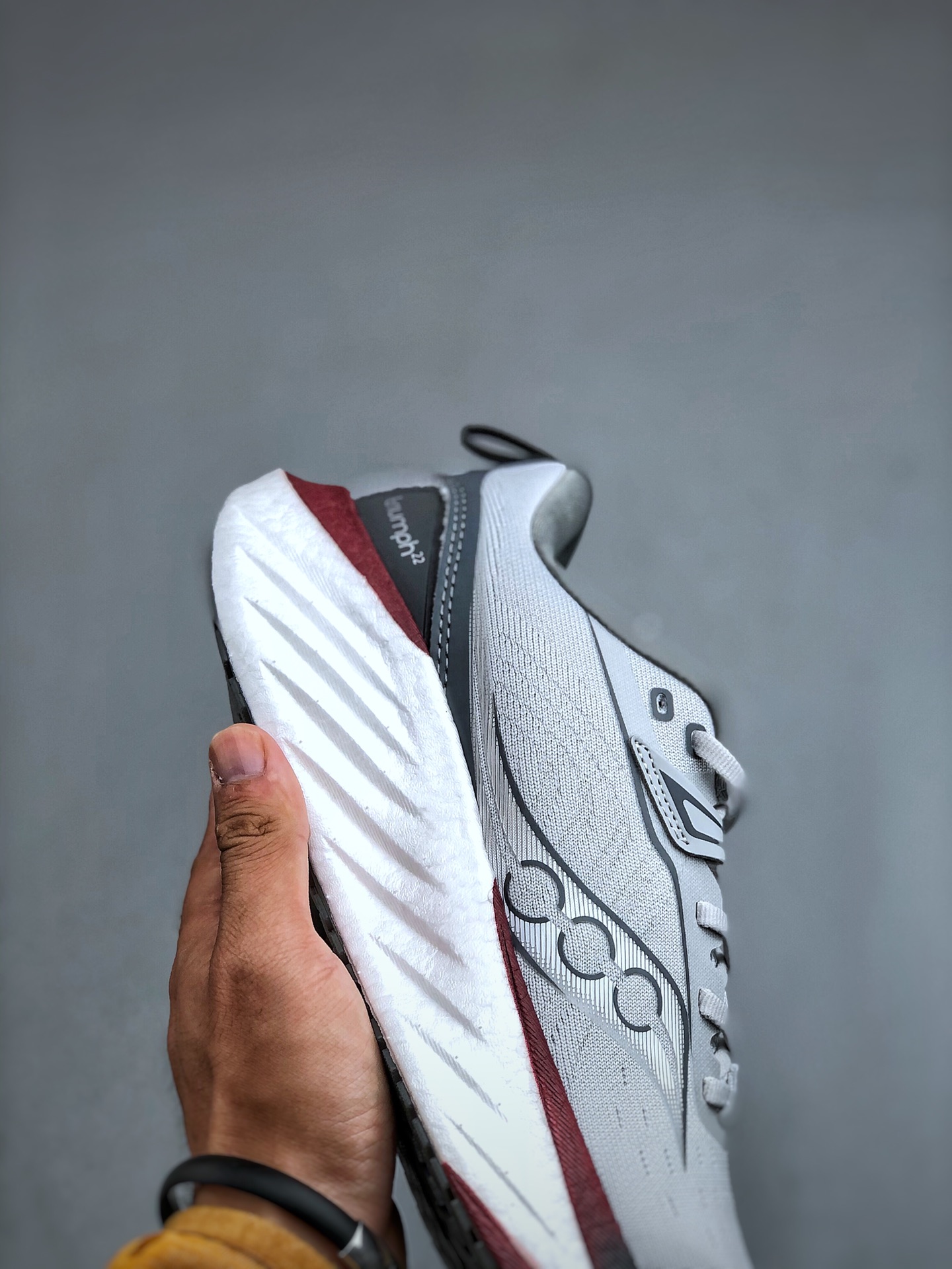 💰300K Saucony Triumph 22 索康尼胜利22代旗舰级缓震型跑鞋 性能相比前几代再升级：鞋面采用全新升级的工学网设计 贴合脚部更透气 中底部分使用最新的PWRRUN+材质 搭配PWRRUN+鞋垫使中底的大幅加厚 10mm坡差进一步提供缓震、回弹性能 内底则采用了FORMFIT动态适应系统 动态契合脚型 提升包裹性和舒适性 提供更卓越的动态回馈体验 XT-900橡胶大底 可提供良好的抓地力和较强抗磨性能 S10964-245 尺码：39-46
