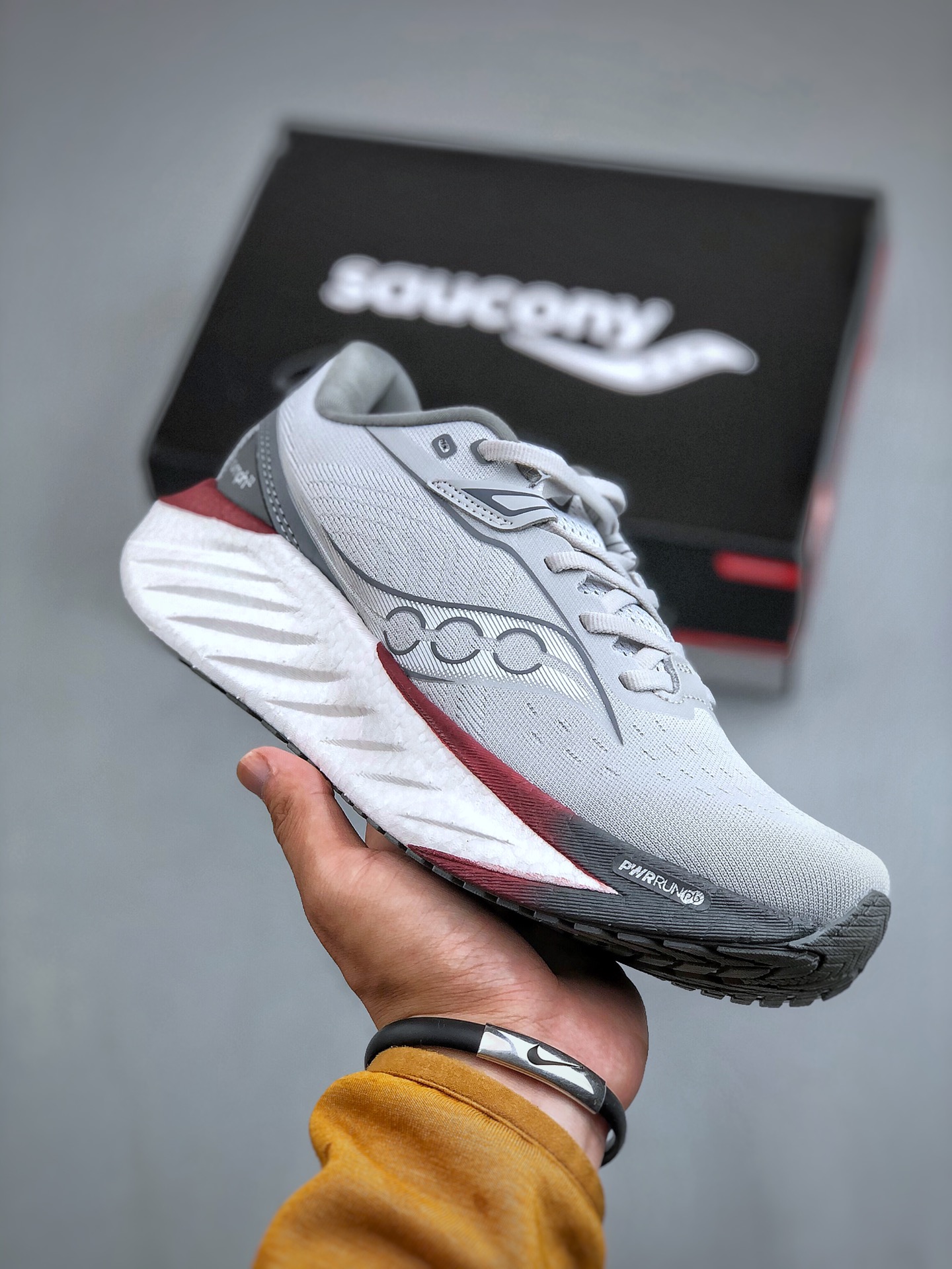 💰300K Saucony Triumph 22 索康尼胜利22代旗舰级缓震型跑鞋 性能相比前几代再升级：鞋面采用全新升级的工学网设计 贴合脚部更透气 中底部分使用最新的PWRRUN+材质 搭配PWRRUN+鞋垫使中底的大幅加厚 10mm坡差进一步提供缓震、回弹性能 内底则采用了FORMFIT动态适应系统 动态契合脚型 提升包裹性和舒适性 提供更卓越的动态回馈体验 XT-900橡胶大底 可提供良好的抓地力和较强抗磨性能 S10964-245 尺码：39-46