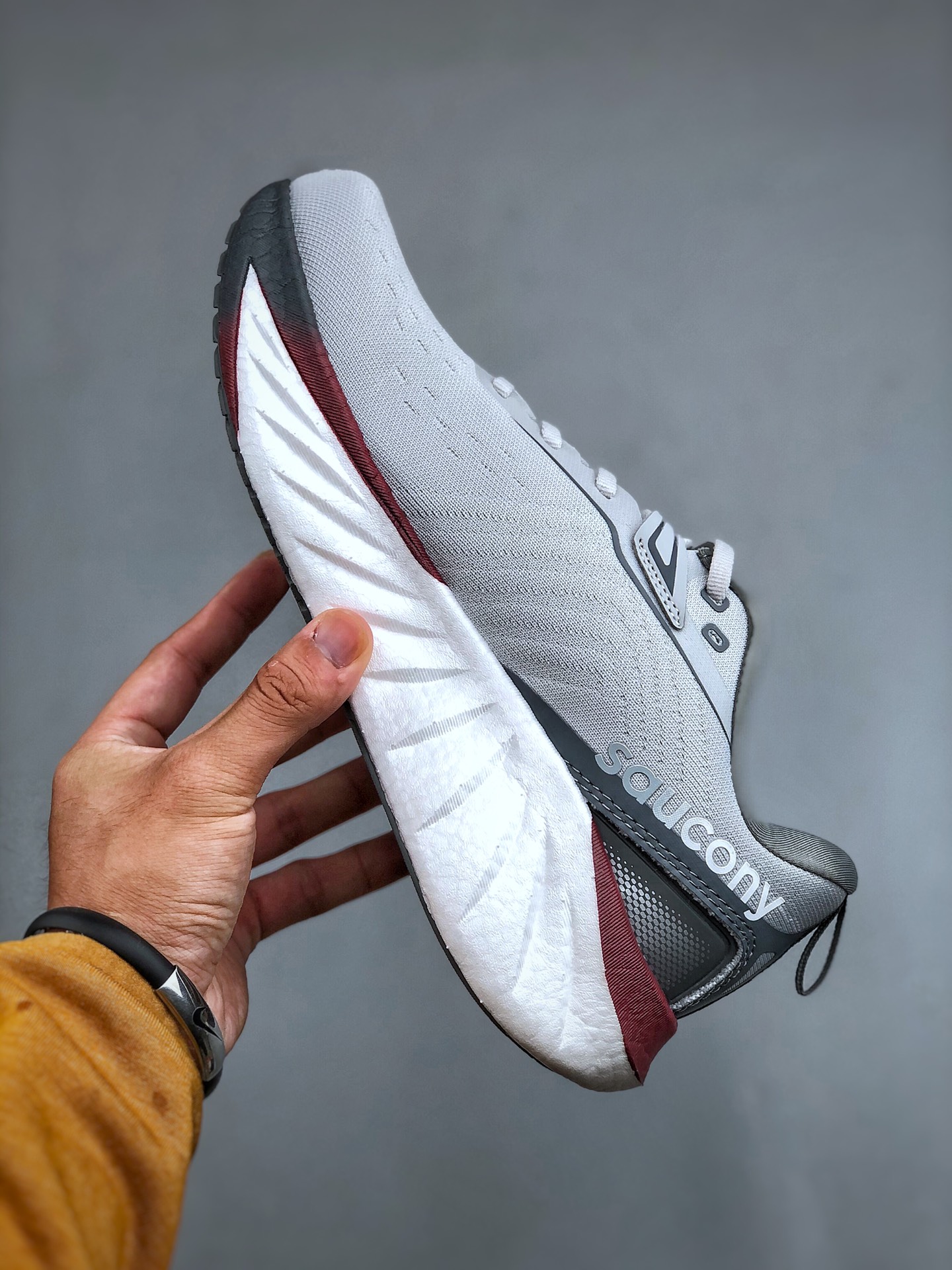 💰300K Saucony Triumph 22 索康尼胜利22代旗舰级缓震型跑鞋 性能相比前几代再升级：鞋面采用全新升级的工学网设计 贴合脚部更透气 中底部分使用最新的PWRRUN+材质 搭配PWRRUN+鞋垫使中底的大幅加厚 10mm坡差进一步提供缓震、回弹性能 内底则采用了FORMFIT动态适应系统 动态契合脚型 提升包裹性和舒适性 提供更卓越的动态回馈体验 XT-900橡胶大底 可提供良好的抓地力和较强抗磨性能 S10964-245 尺码：39-46