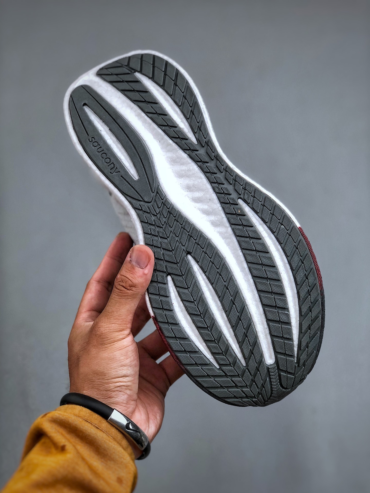💰300K Saucony Triumph 22 索康尼胜利22代旗舰级缓震型跑鞋 性能相比前几代再升级：鞋面采用全新升级的工学网设计 贴合脚部更透气 中底部分使用最新的PWRRUN+材质 搭配PWRRUN+鞋垫使中底的大幅加厚 10mm坡差进一步提供缓震、回弹性能 内底则采用了FORMFIT动态适应系统 动态契合脚型 提升包裹性和舒适性 提供更卓越的动态回馈体验 XT-900橡胶大底 可提供良好的抓地力和较强抗磨性能 S10964-245 尺码：39-46
