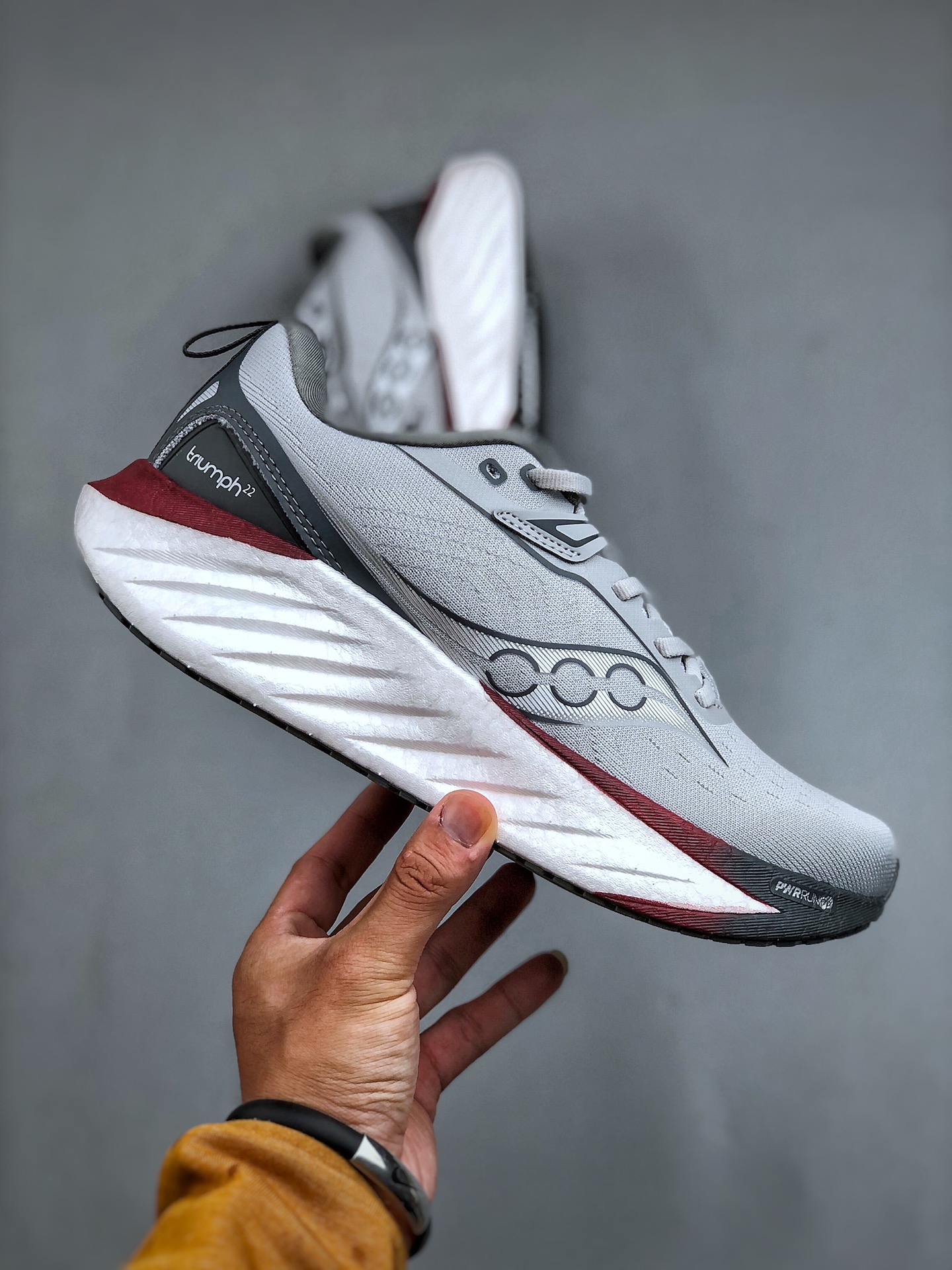💰300K Saucony Triumph 22 索康尼胜利22代旗舰级缓震型跑鞋 性能相比前几代再升级：鞋面采用全新升级的工学网设计 贴合脚部更透气 中底部分使用最新的PWRRUN+材质 搭配PWRRUN+鞋垫使中底的大幅加厚 10mm坡差进一步提供缓震、回弹性能 内底则采用了FORMFIT动态适应系统 动态契合脚型 提升包裹性和舒适性 提供更卓越的动态回馈体验 XT-900橡胶大底 可提供良好的抓地力和较强抗磨性能 S10964-245 尺码：39-46