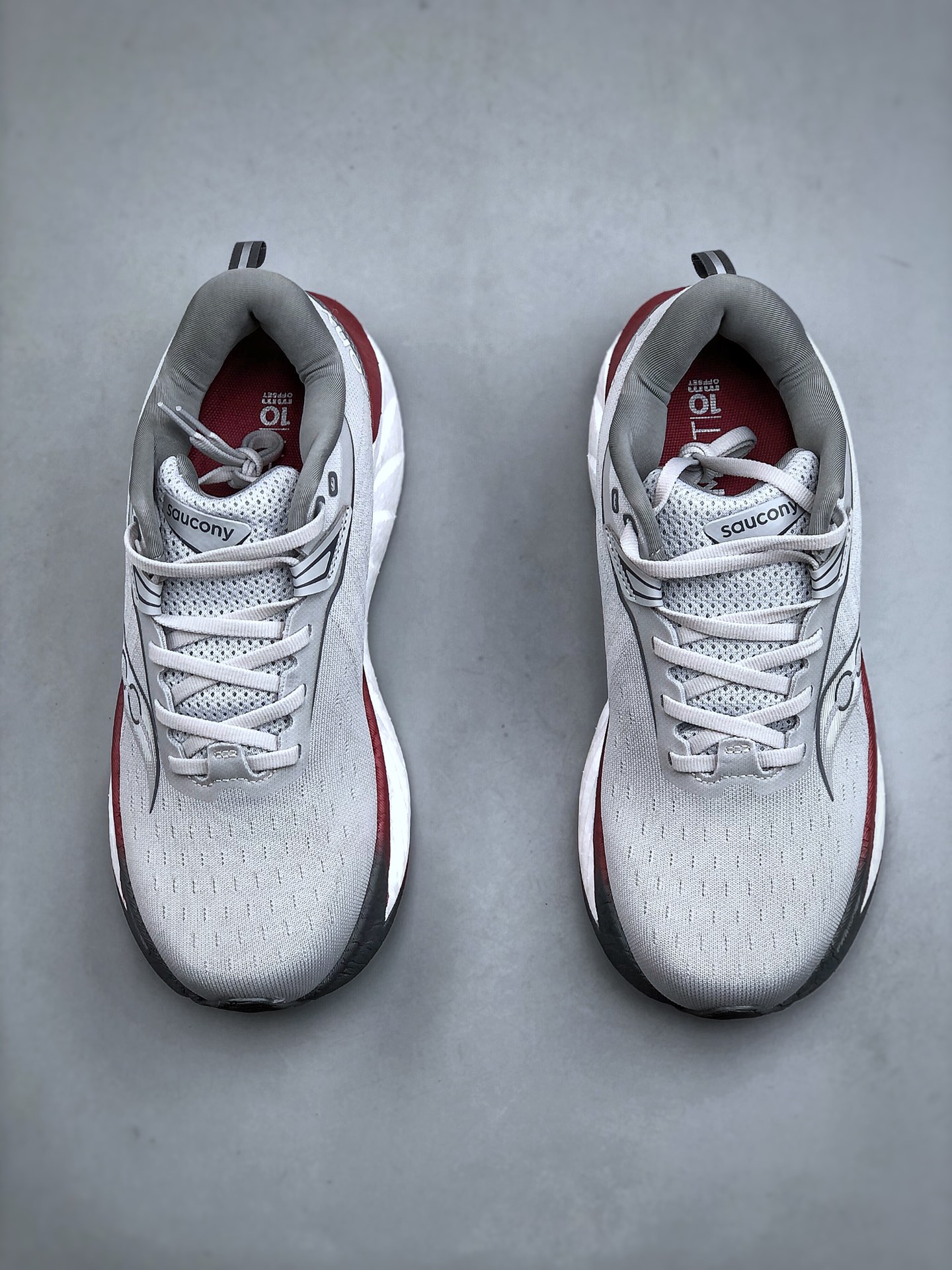 💰300K Saucony Triumph 22 索康尼胜利22代旗舰级缓震型跑鞋 性能相比前几代再升级：鞋面采用全新升级的工学网设计 贴合脚部更透气 中底部分使用最新的PWRRUN+材质 搭配PWRRUN+鞋垫使中底的大幅加厚 10mm坡差进一步提供缓震、回弹性能 内底则采用了FORMFIT动态适应系统 动态契合脚型 提升包裹性和舒适性 提供更卓越的动态回馈体验 XT-900橡胶大底 可提供良好的抓地力和较强抗磨性能 S10964-245 尺码：39-46