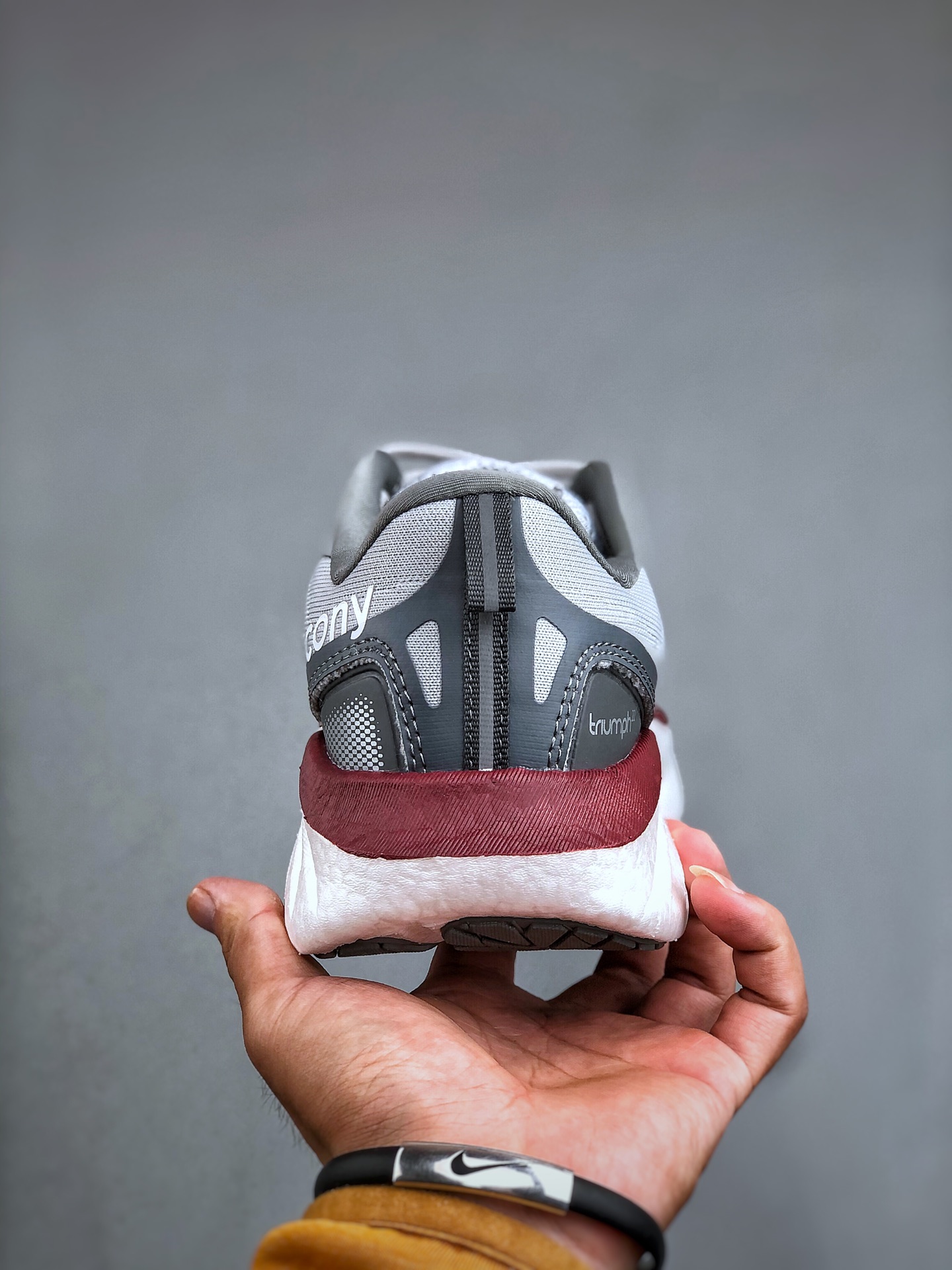 💰300K Saucony Triumph 22 索康尼胜利22代旗舰级缓震型跑鞋 性能相比前几代再升级：鞋面采用全新升级的工学网设计 贴合脚部更透气 中底部分使用最新的PWRRUN+材质 搭配PWRRUN+鞋垫使中底的大幅加厚 10mm坡差进一步提供缓震、回弹性能 内底则采用了FORMFIT动态适应系统 动态契合脚型 提升包裹性和舒适性 提供更卓越的动态回馈体验 XT-900橡胶大底 可提供良好的抓地力和较强抗磨性能 S10964-245 尺码：39-46