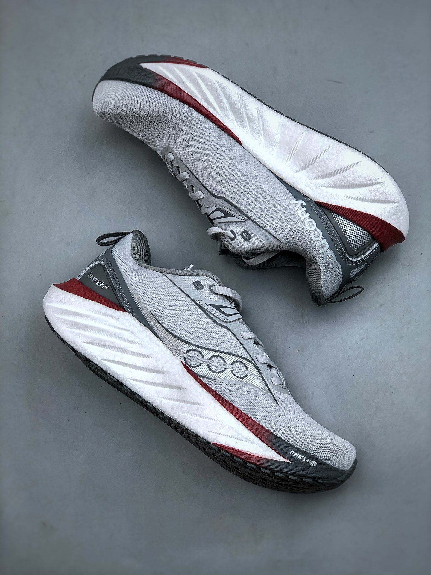 💰300K Saucony Triumph 22 索康尼胜利22代旗舰级缓震型跑鞋 性能相比前几代再升级：鞋面采用全新升级的工学网设计 贴合脚部更透气 中底部分使用最新的PWRRUN+材质 搭配PWRRUN+鞋垫使中底的大幅加厚 10mm坡差进一步提供缓震、回弹性能 内底则采用了FORMFIT动态适应系统 动态契合脚型 提升包裹性和舒适性 提供更卓越的动态回馈体验 XT-900橡胶大底 可提供良好的抓地力和较强抗磨性能 S10964-245 尺码：39-46