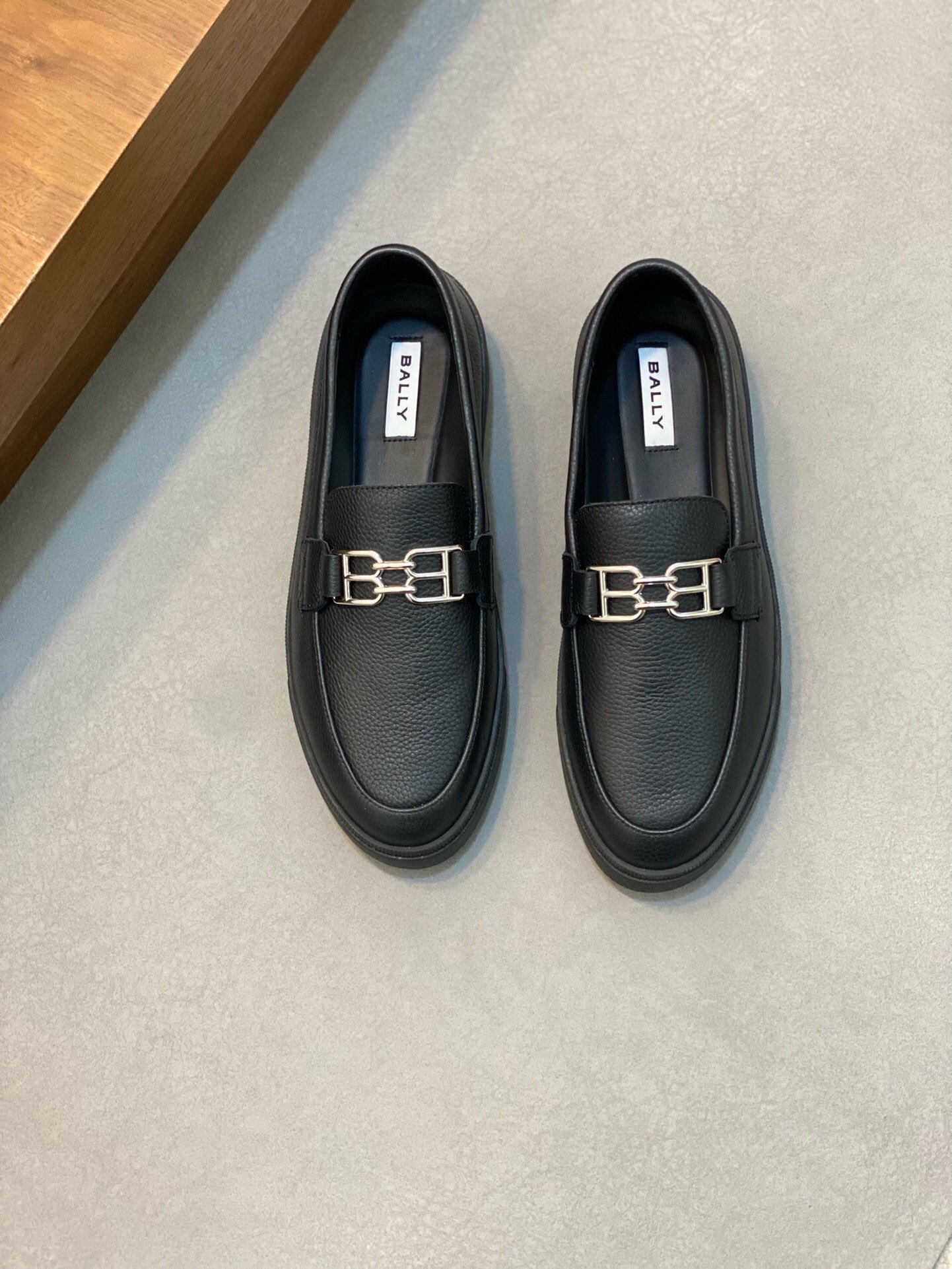 NO:219279,Brand B A L L Y original color matching code number 39-44 standard code Price Material Bally new men's classic casual shoes simple atmospheric super high-quality style choose top layer cowhide with luxurious cowhide inner smooth lines light and comfortable original wear-resistant rubber outsole, Bally casual shoes, ballly, cowhide19860909品牌B A L L Y 颜色原版配色 码数39-44标准码 价格 材质巴利新款男士 经典休闲鞋简约大气超高逼格选用头层牛皮搭配搭配奢华牛皮内里流畅线条轻便舒适原版耐磨橡胶大底,巴利 休闲鞋,bally,cowhide,Men's shoes