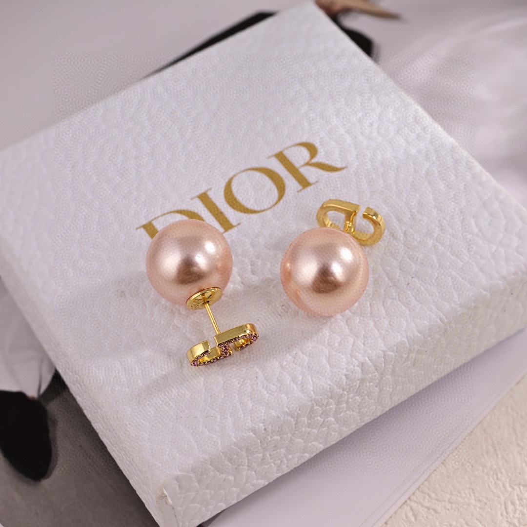 迪奥 新款👼一线都爱的Dior·迪奥 新品字母耳环 金属质感逆袭版字母潮范儿抢风头 完全胜任现代年轻人街拍、度假时尚 最炙手的时髦单品 4