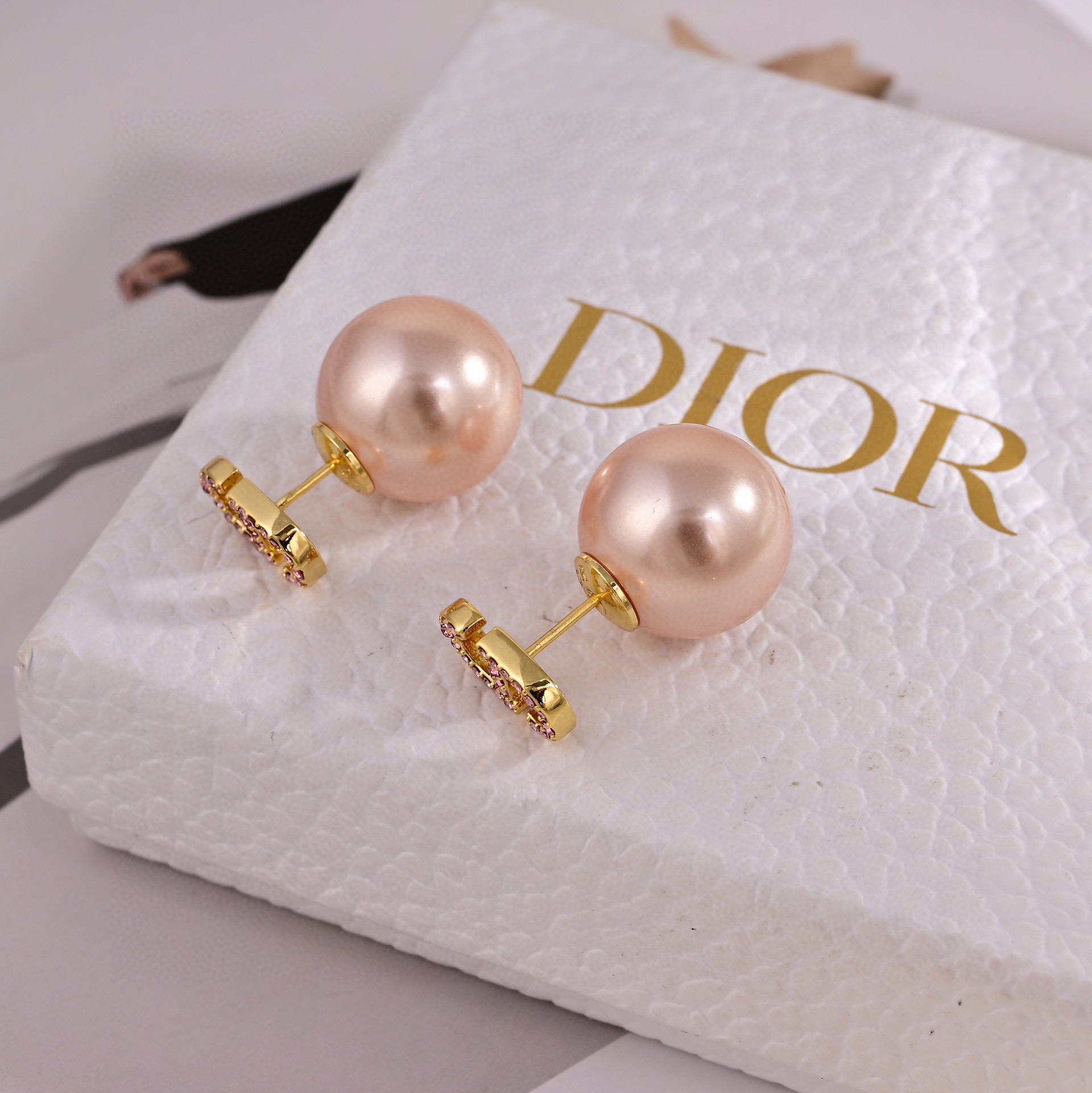 迪奥 新款👼一线都爱的Dior·迪奥 新品字母耳环 金属质感逆袭版字母潮范儿抢风头 完全胜任现代年轻人街拍、度假时尚 最炙手的时髦单品 6