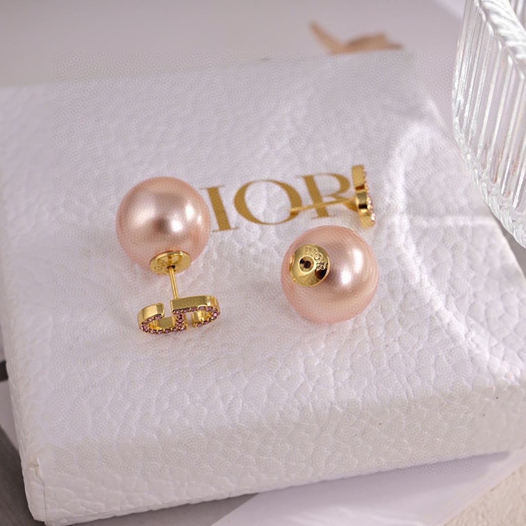 迪奥 新款👼一线都爱的Dior·迪奥 新品字母耳环 金属质感逆袭版字母潮范儿抢风头 完全胜任现代年轻人街拍、度假时尚 最炙手的时髦单品 5