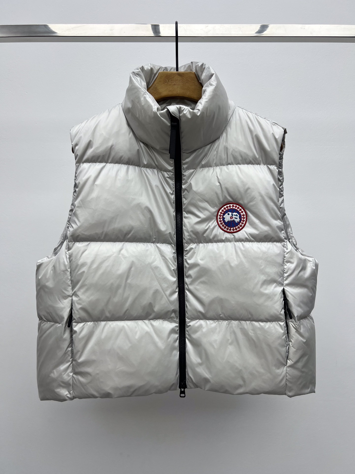 “Canada Goose Red Velvet Vest with Dust-Proof Bag: Practical and Stylish Design” - 图片 2
