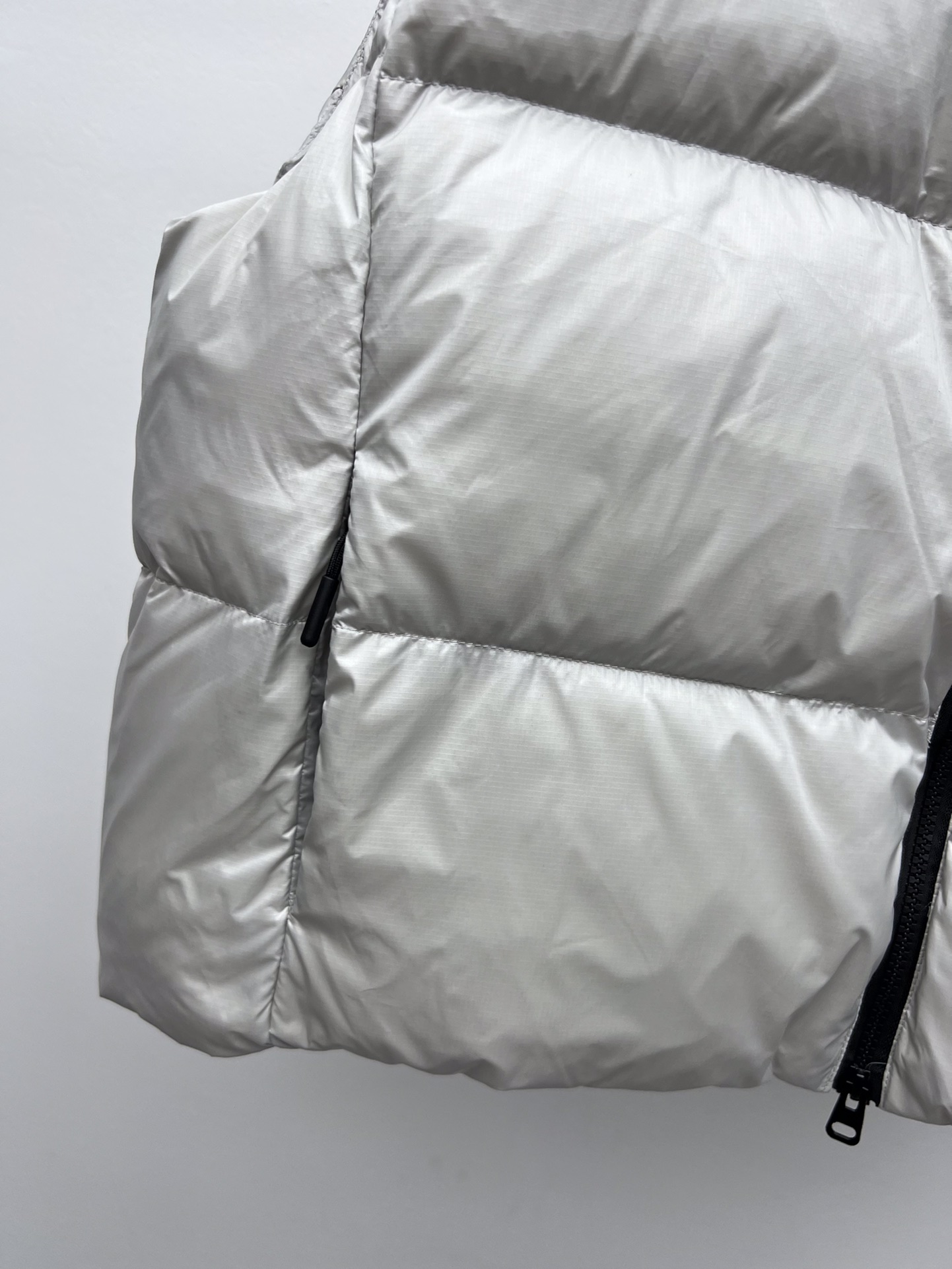 “Canada Goose Red Velvet Vest with Dust-Proof Bag: Practical and Stylish Design” - 图片 5