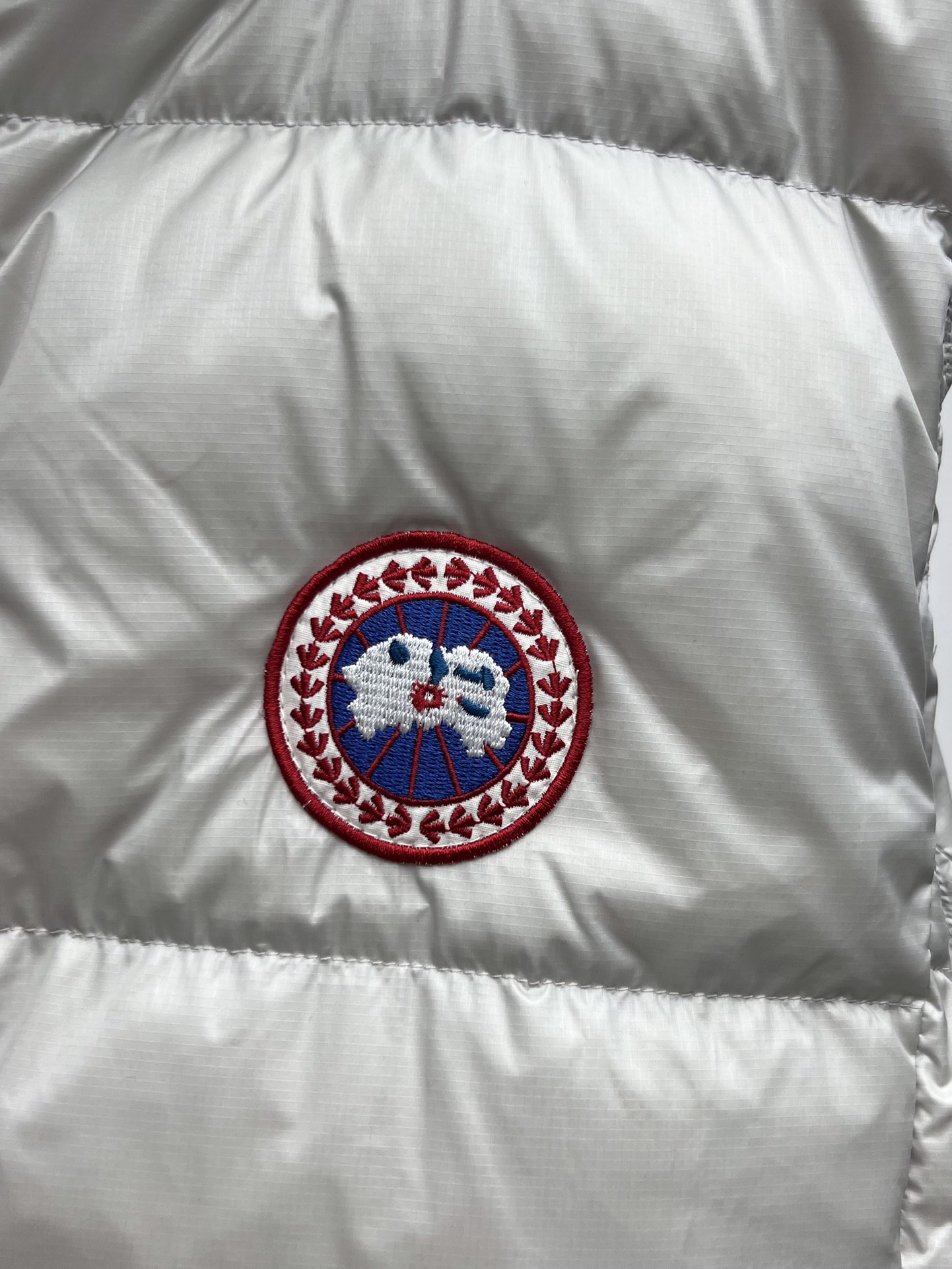 “Canada Goose Red Velvet Vest with Dust-Proof Bag: Practical and Stylish Design” - 图片 4