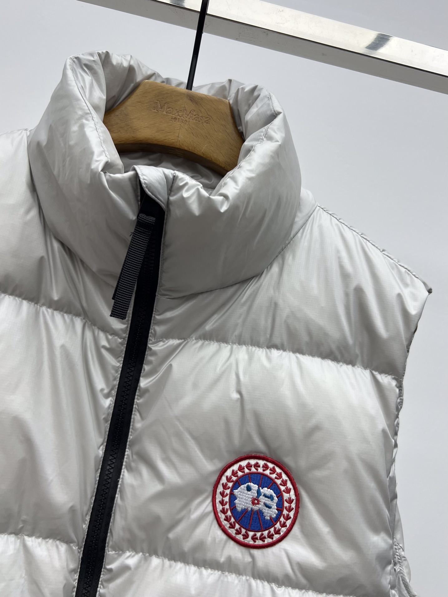 “Canada Goose Red Velvet Vest with Dust-Proof Bag: Practical and Stylish Design” - 图片 3