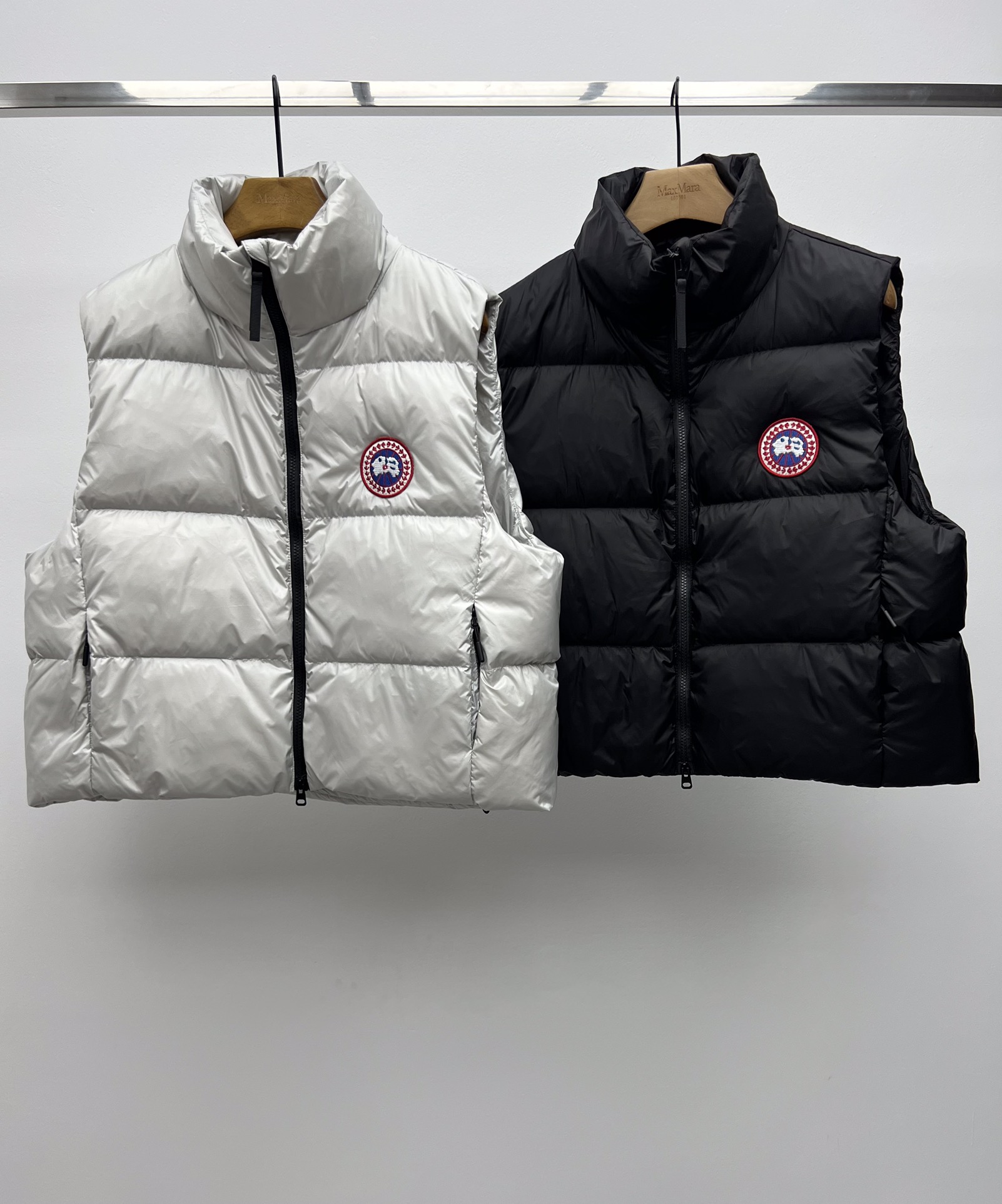 “Canada Goose Red Velvet Vest with Dust-Proof Bag: Practical and Stylish Design”