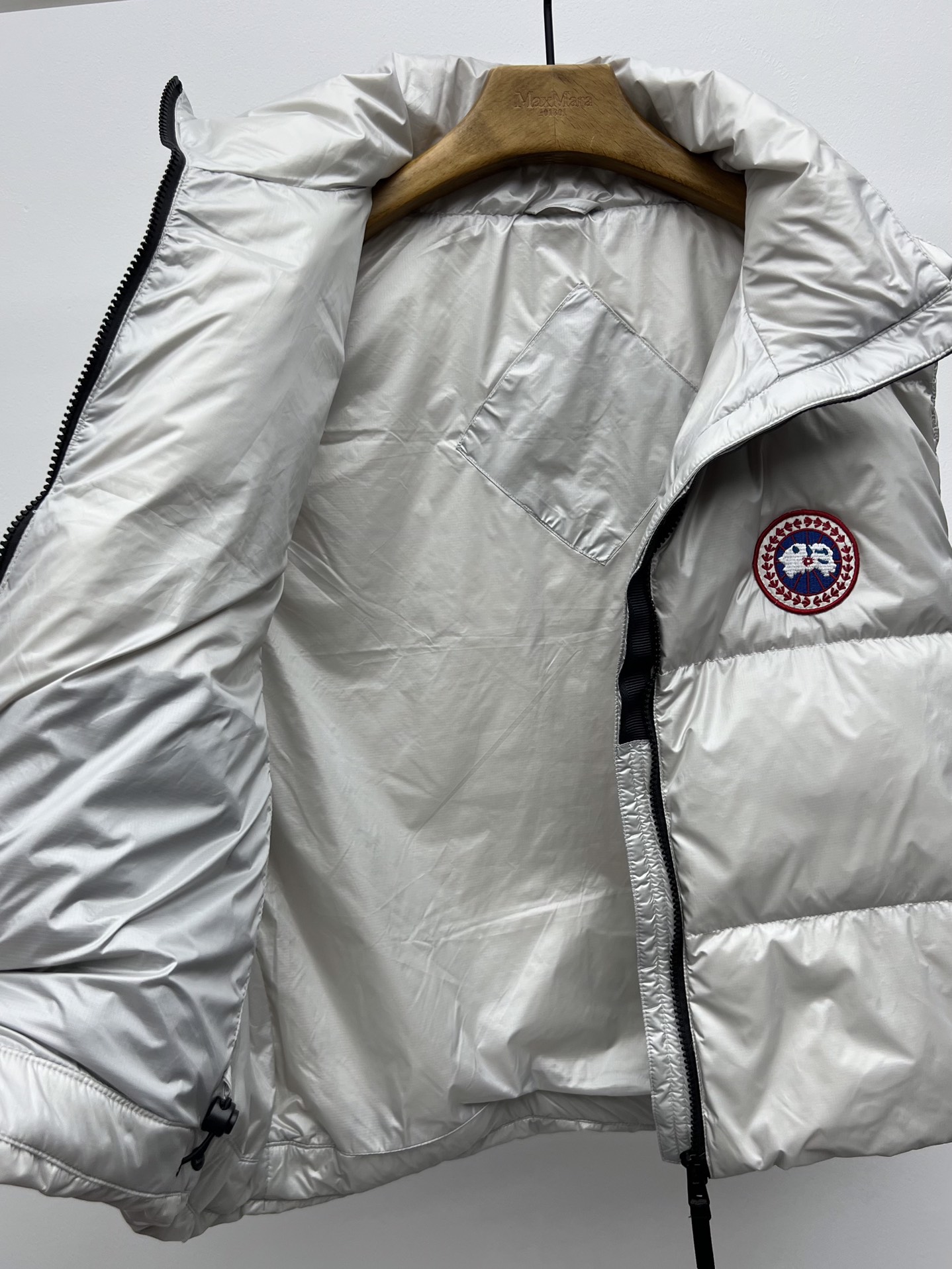 “Canada Goose Red Velvet Vest with Dust-Proof Bag: Practical and Stylish Design” - 图片 7