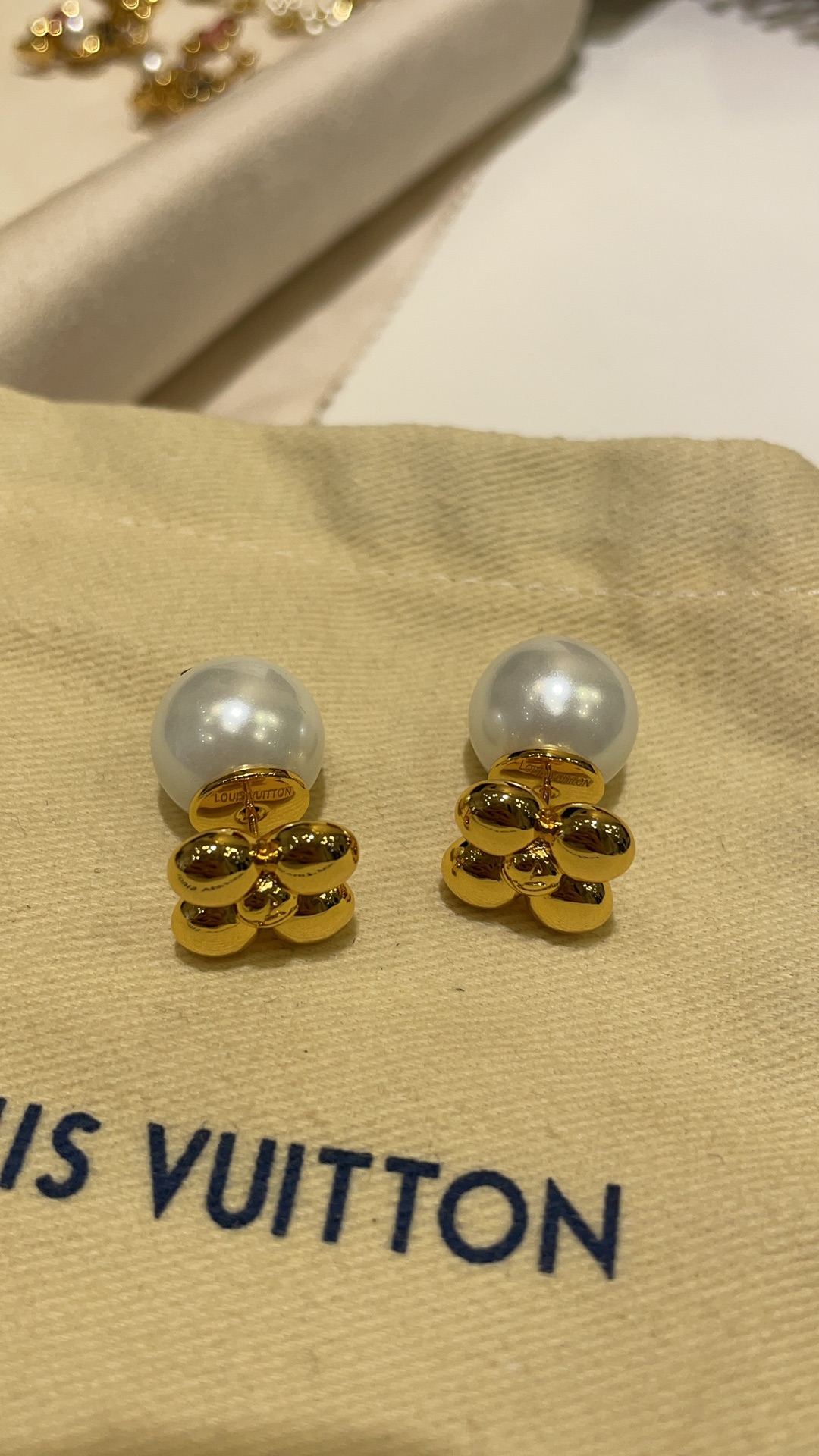 NO:632625,Two ways to wear 88180 new metal small flower letter pearl earrings. The iconic flower pattern is full, delicate and cute. With the letter pearl ear plugs, it is very rich and feminine. You can also wear the pearl ear plugs in front of the ears in daily life. Z version customization. Brass material, Cartier high-end jewelry19860909两种戴法88180  新款金属小花朵字母珍珠耳钉 标志性的花卉图案饱满精致又可爱 搭配字母珍珠耳堵非常有富家女气质 日常也可以把珍珠耳堵戴在耳朵前面 z版定制 黄铜材质,,卡迪亚高端饰品,Jewelry